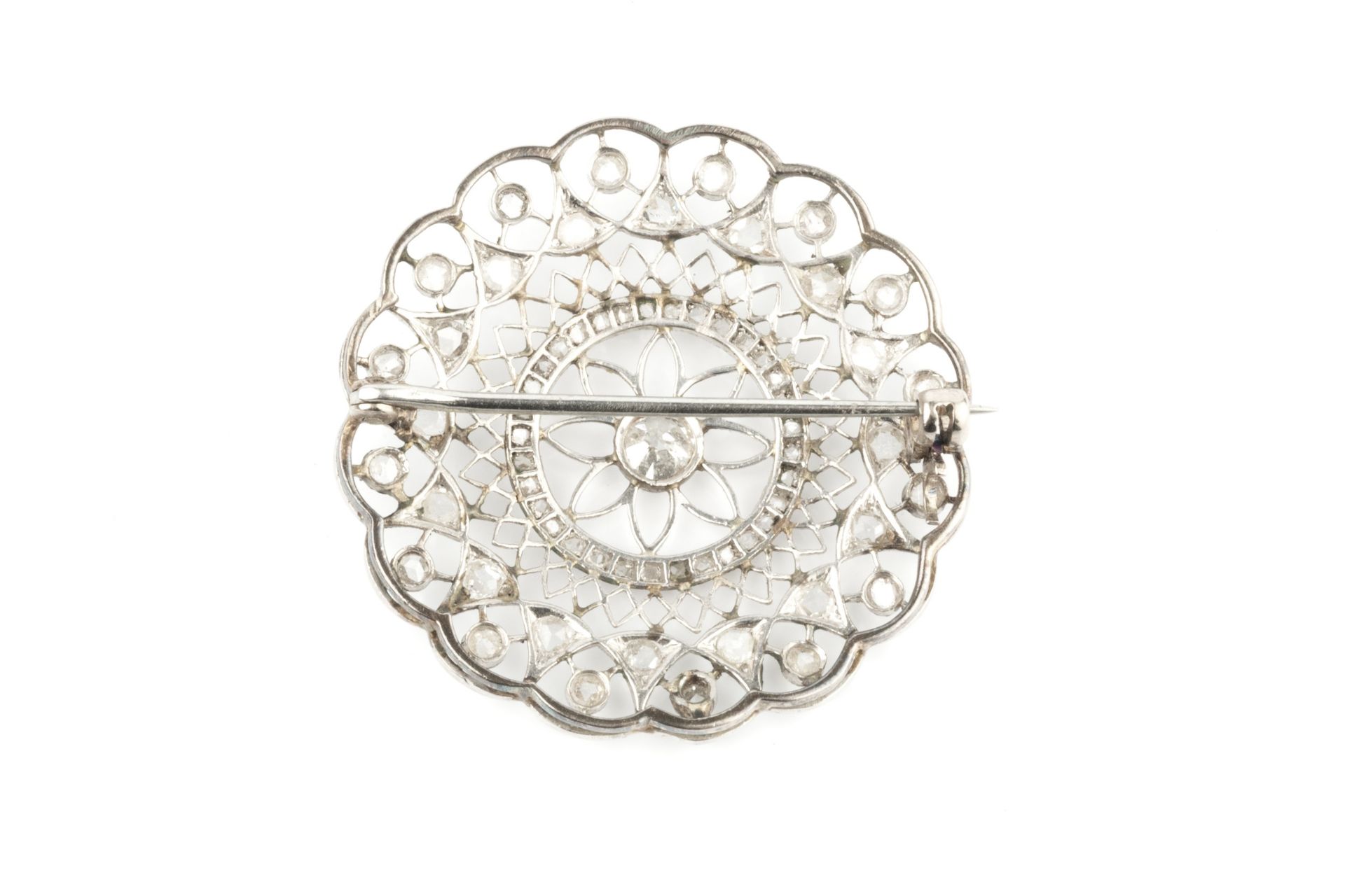 A diamond panel brooch, the circular openwork panel centred with an old brilliant-cut diamond in - Bild 2 aus 2