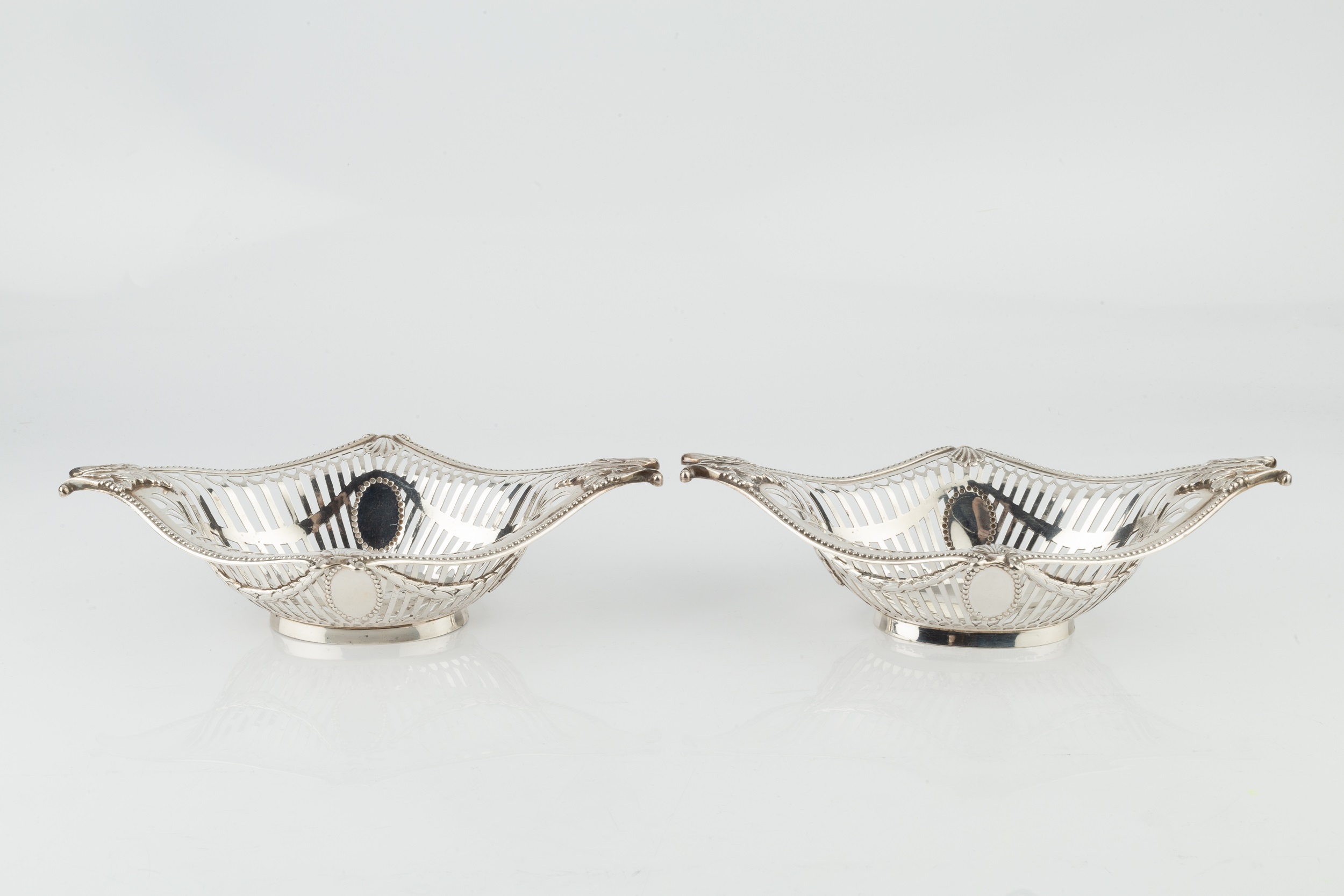 A pair of late Victorian silver sweetmeat baskets, of shaped oval form, having beaded borders with - Image 3 of 3