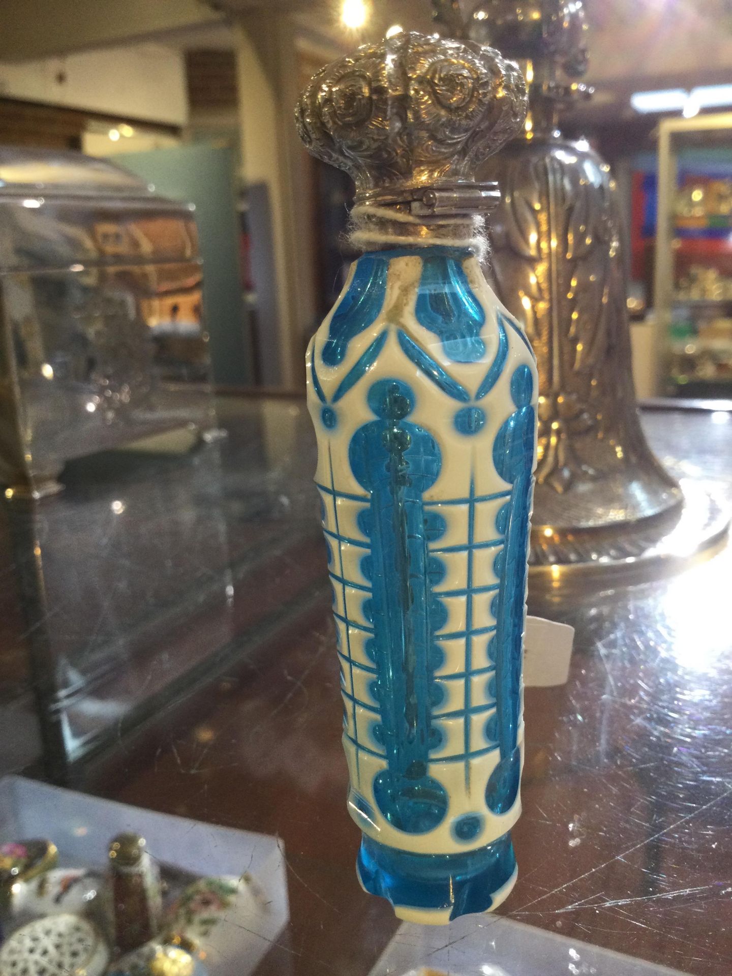 A 19th century Bohemian white overlaid turquoise glass scent bottle, with faceted gothic style - Bild 4 aus 5