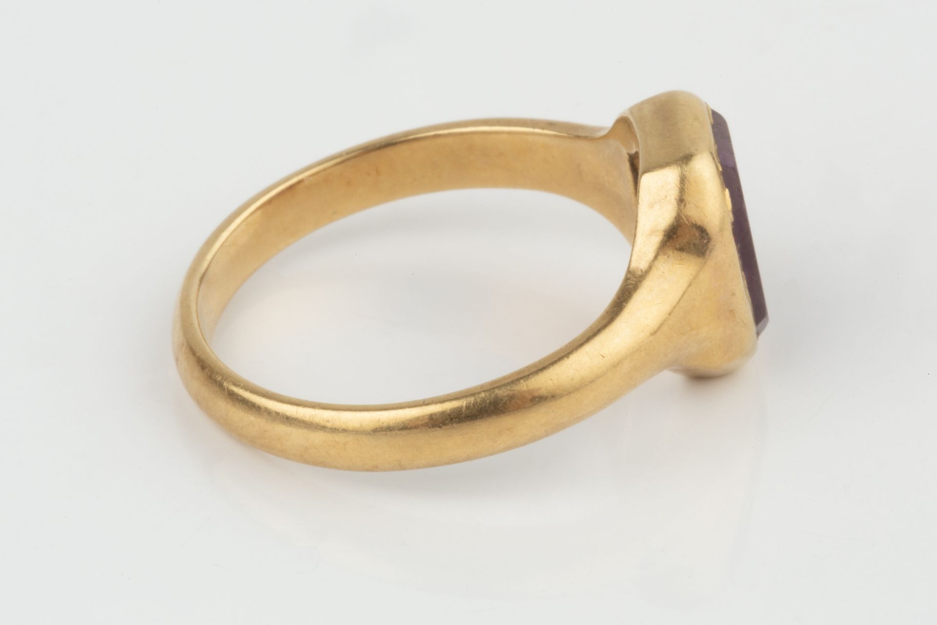 A collection of jewellery, comprising an 18ct gold and amethyst seal ring, intaglio carved with an - Bild 4 aus 4
