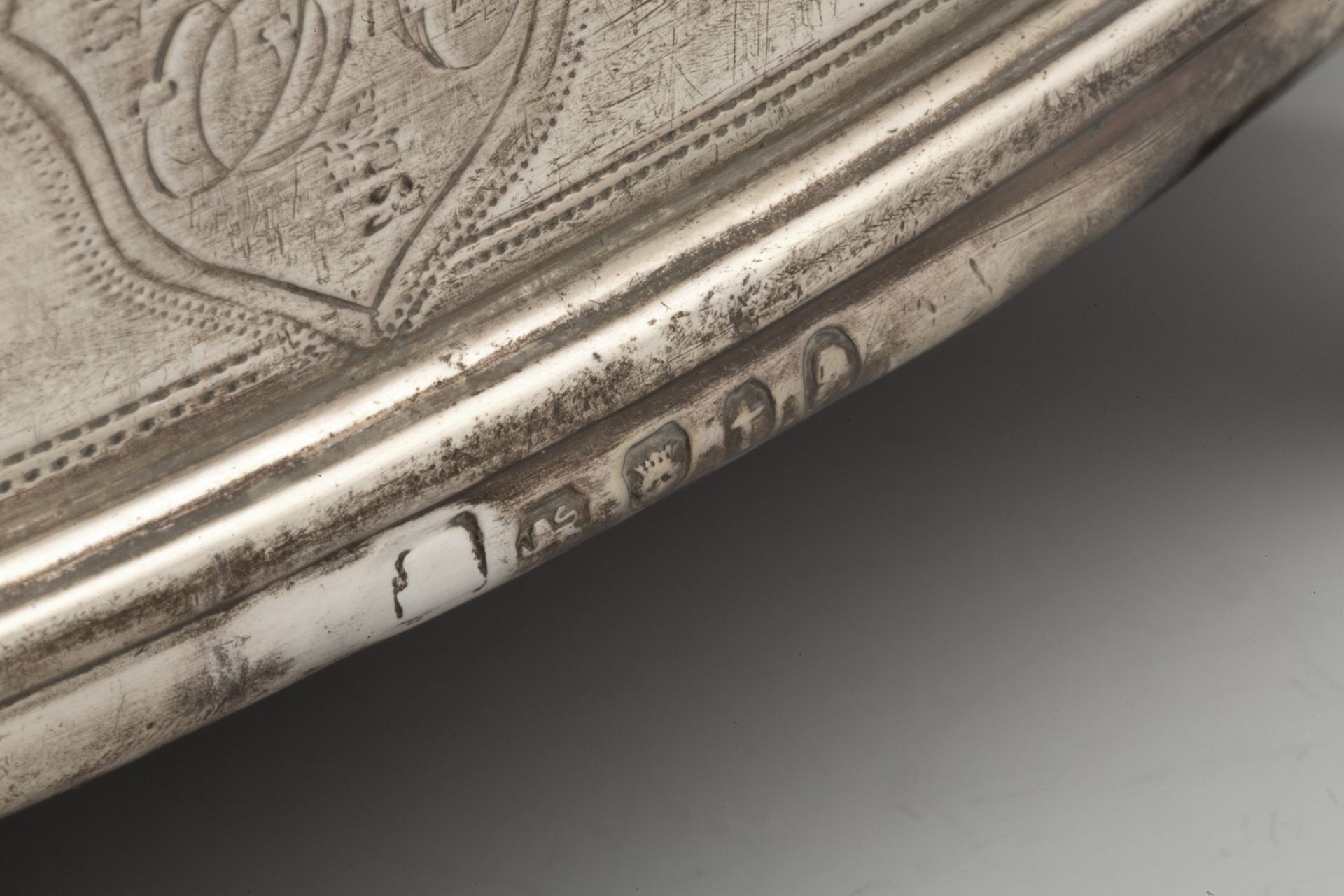 A George III silver oval condiment stand, with pierced and reeded border, central loop handle, and - Bild 3 aus 3
