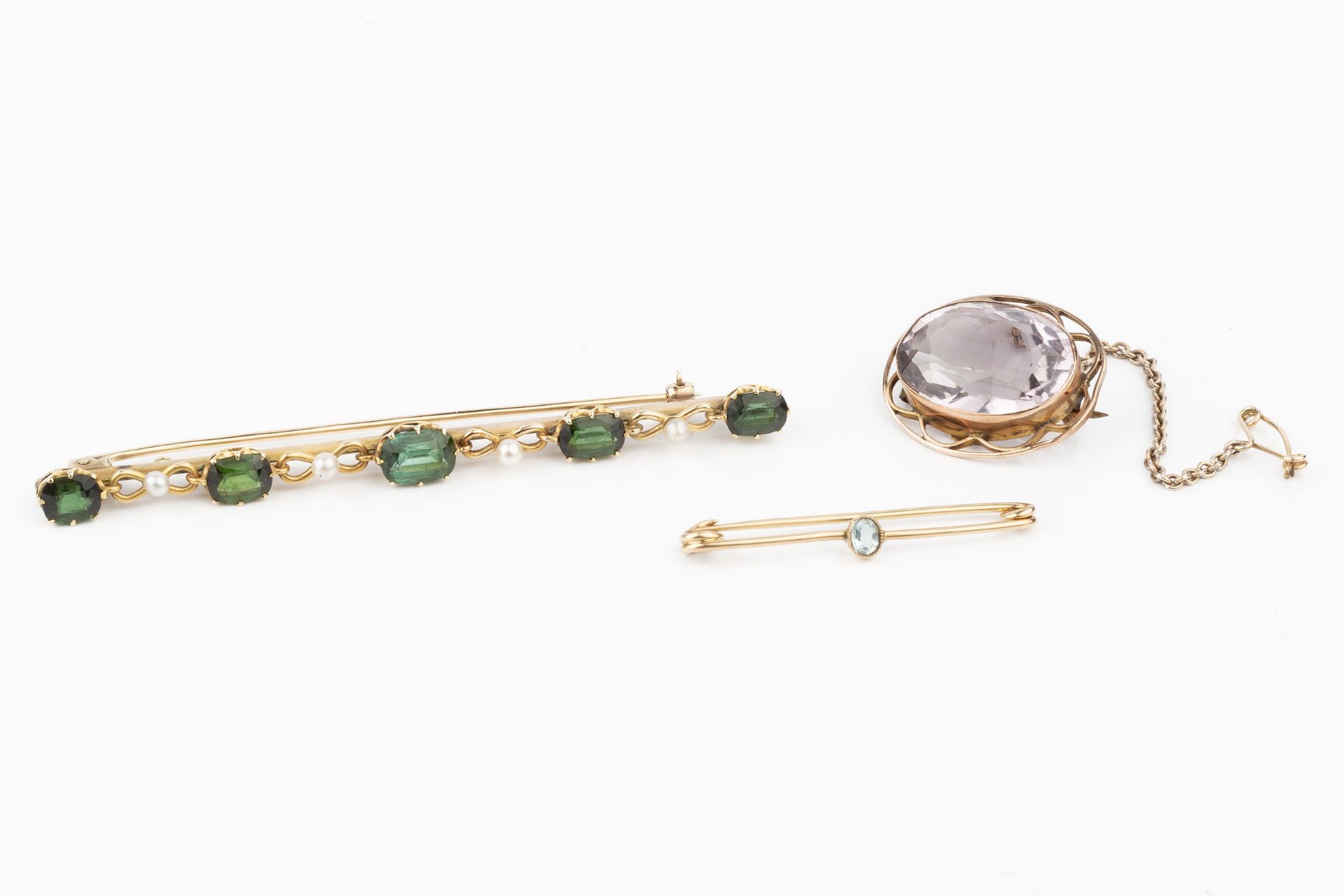 A collection of jewellery, comprising a 9ct gold mounted amethyst oval brooch, 2.7cm wide, a bar - Bild 2 aus 3