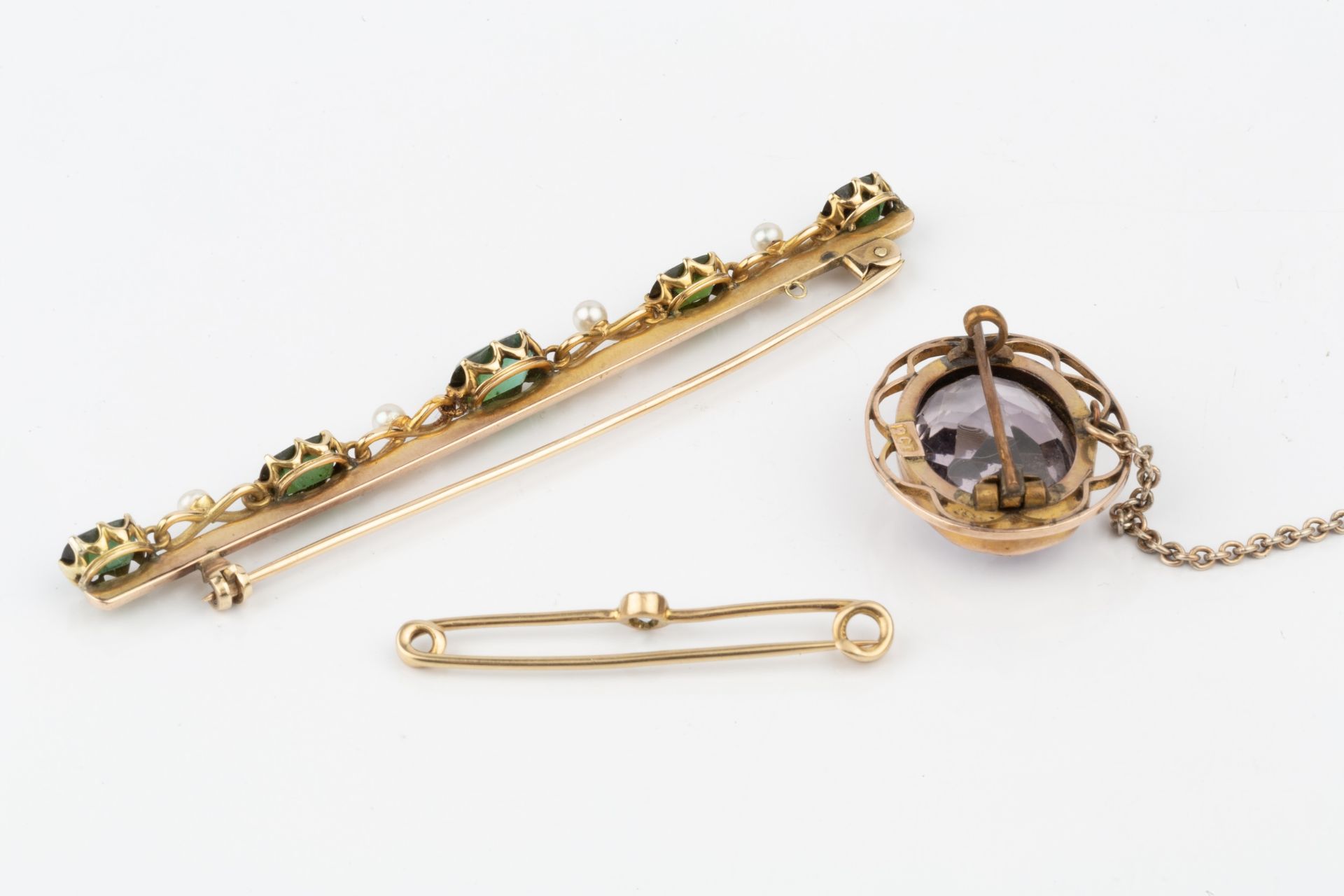 A collection of jewellery, comprising a 9ct gold mounted amethyst oval brooch, 2.7cm wide, a bar - Bild 3 aus 3