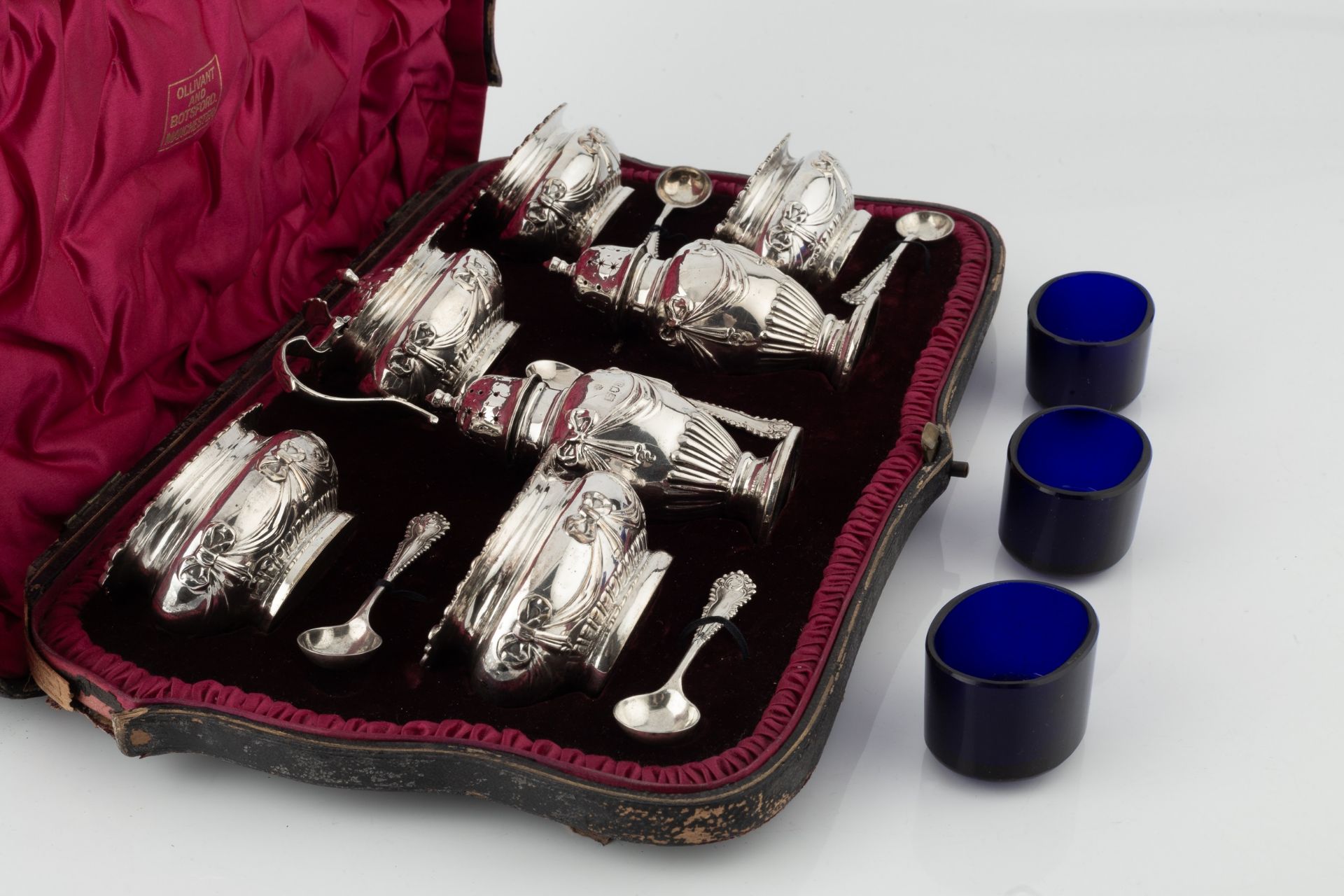 A late Victorian silver seven piece cruet set, with gadrooned borders and embossed with ribbon - Bild 2 aus 2