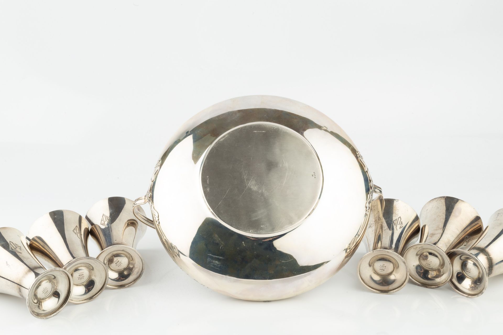 An American silver circular shallow bowl, with shaped fixed overhead handle, engraved with - Bild 2 aus 2