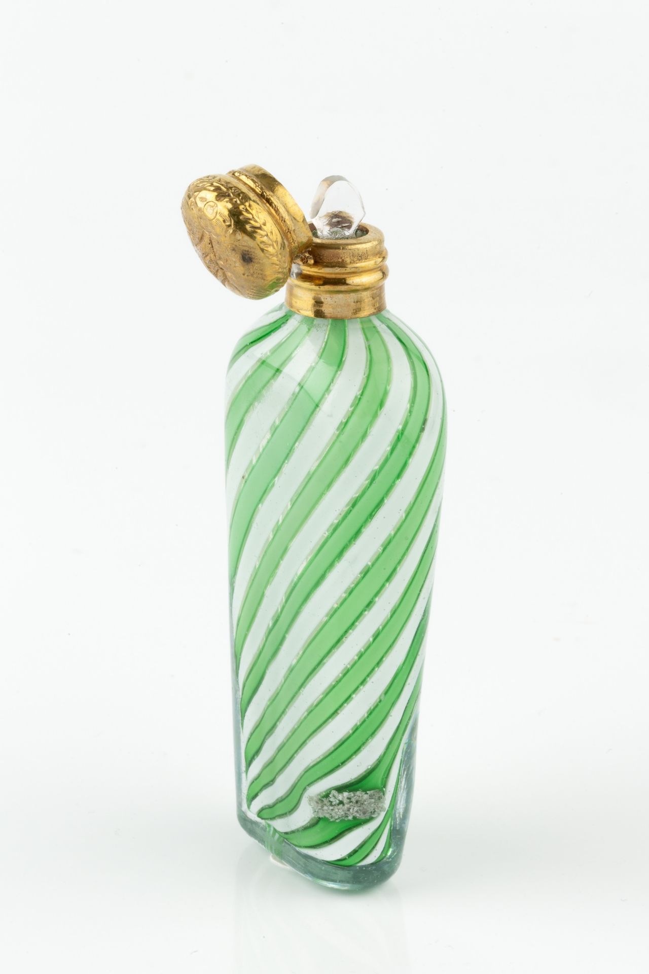 A 19th century French green and white striped glass scent bottle, of slightly tapered form, - Bild 2 aus 7