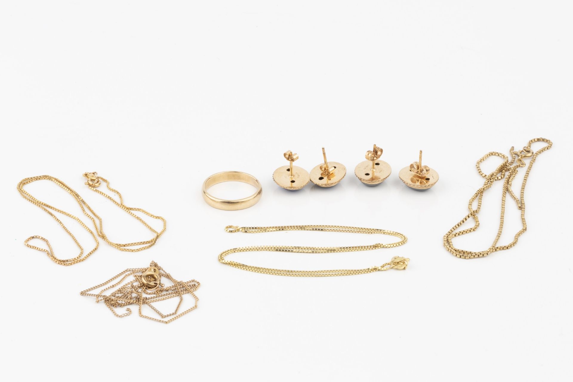 A collection of jewellery, comprising two 9ct gold chains, a yellow metal chain marked '14K and ' - Bild 3 aus 3