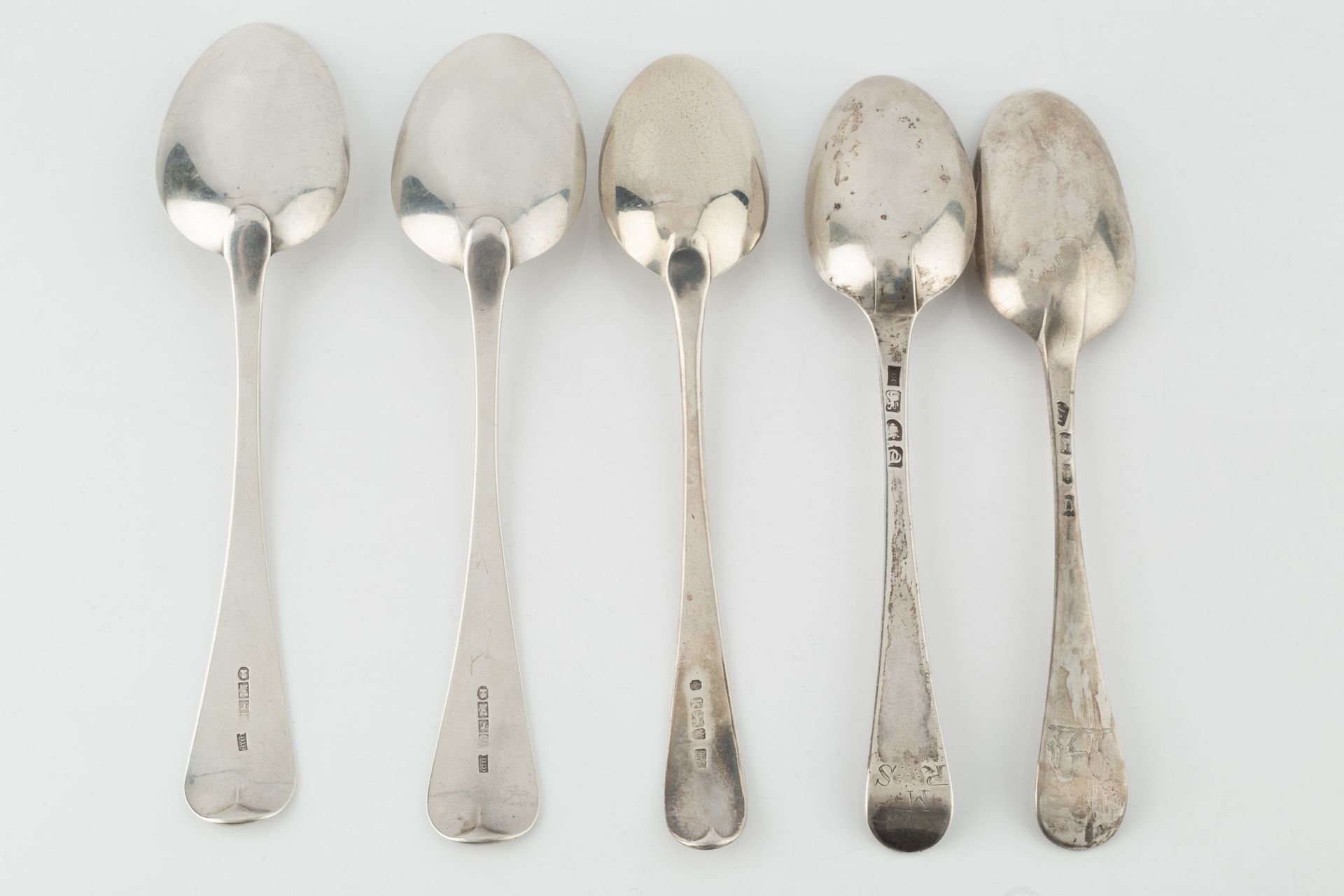 A George III silver old English pattern tablespoon, by Hester Bateman, London 1785, with incuse duty - Bild 2 aus 2