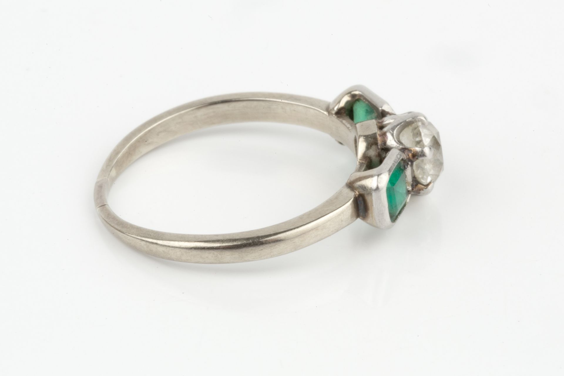 A diamond and emerald three stone ring, the central old-cut diamond in claw setting, between two - Bild 3 aus 4
