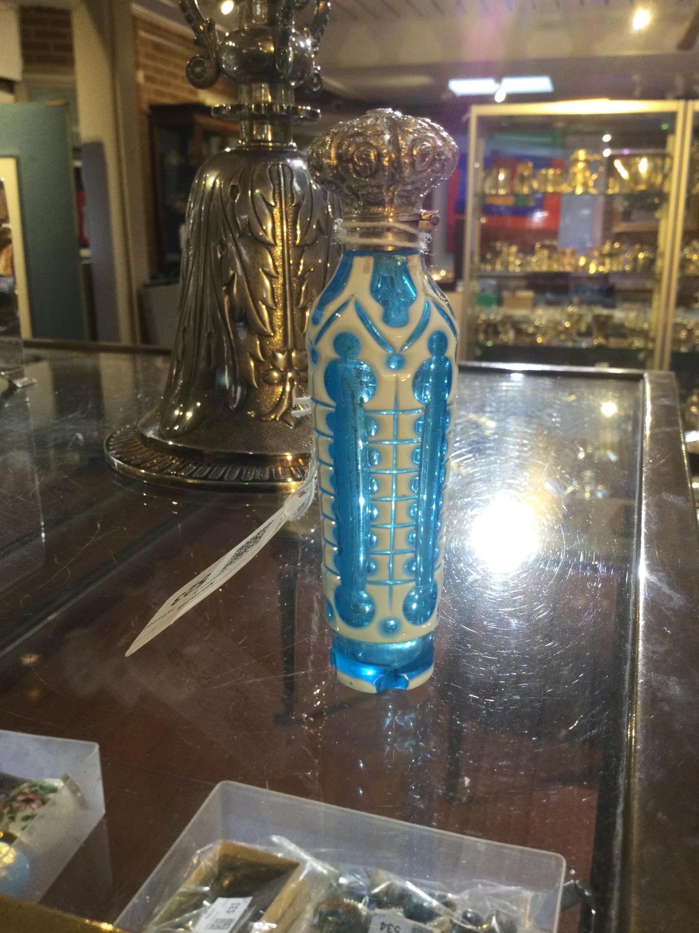 A 19th century Bohemian white overlaid turquoise glass scent bottle, with faceted gothic style - Bild 3 aus 5