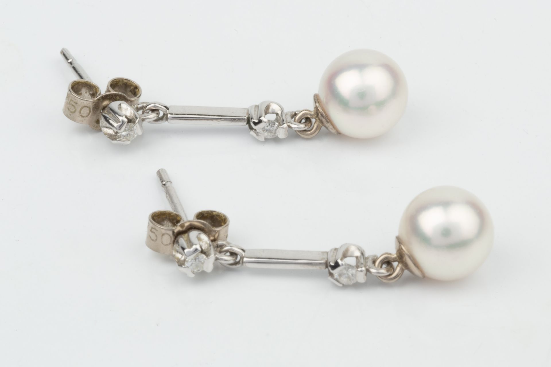 A pair of 18ct white gold, diamond and cultured pearl earrings, each having a small brilliant cut - Bild 2 aus 2