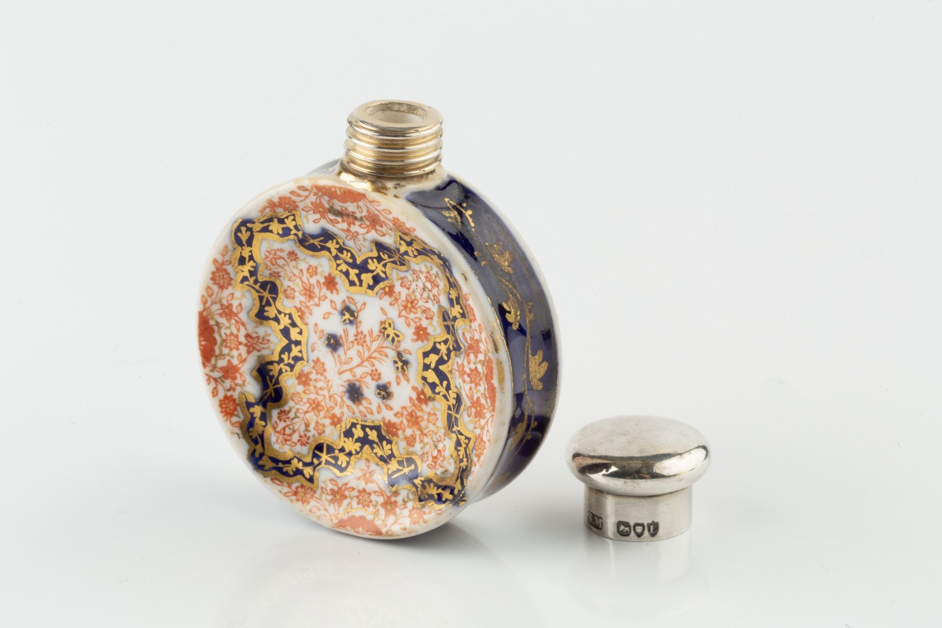 A late Victorian silver topped porcelain novelty scent bottle, in the form of an Imari dinner - Bild 2 aus 3