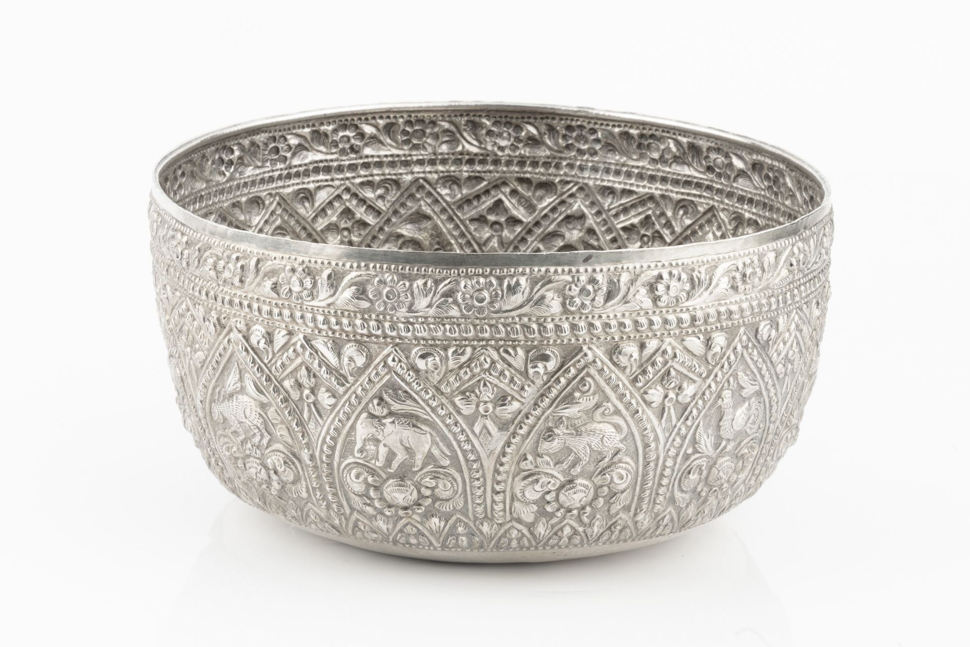 A Burmese white metal thabeik bowl, embossed and engraved with numerous animals and stylised foliage - Bild 2 aus 2