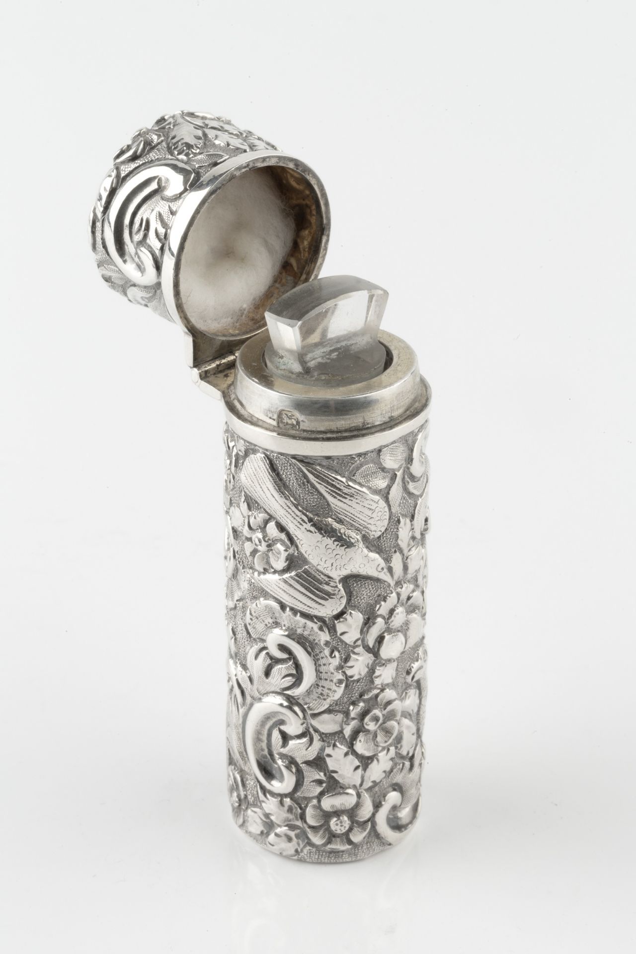 A late Victorian silver scent bottle of cylindrical form, embossed and engraved with exotic birds - Bild 4 aus 4