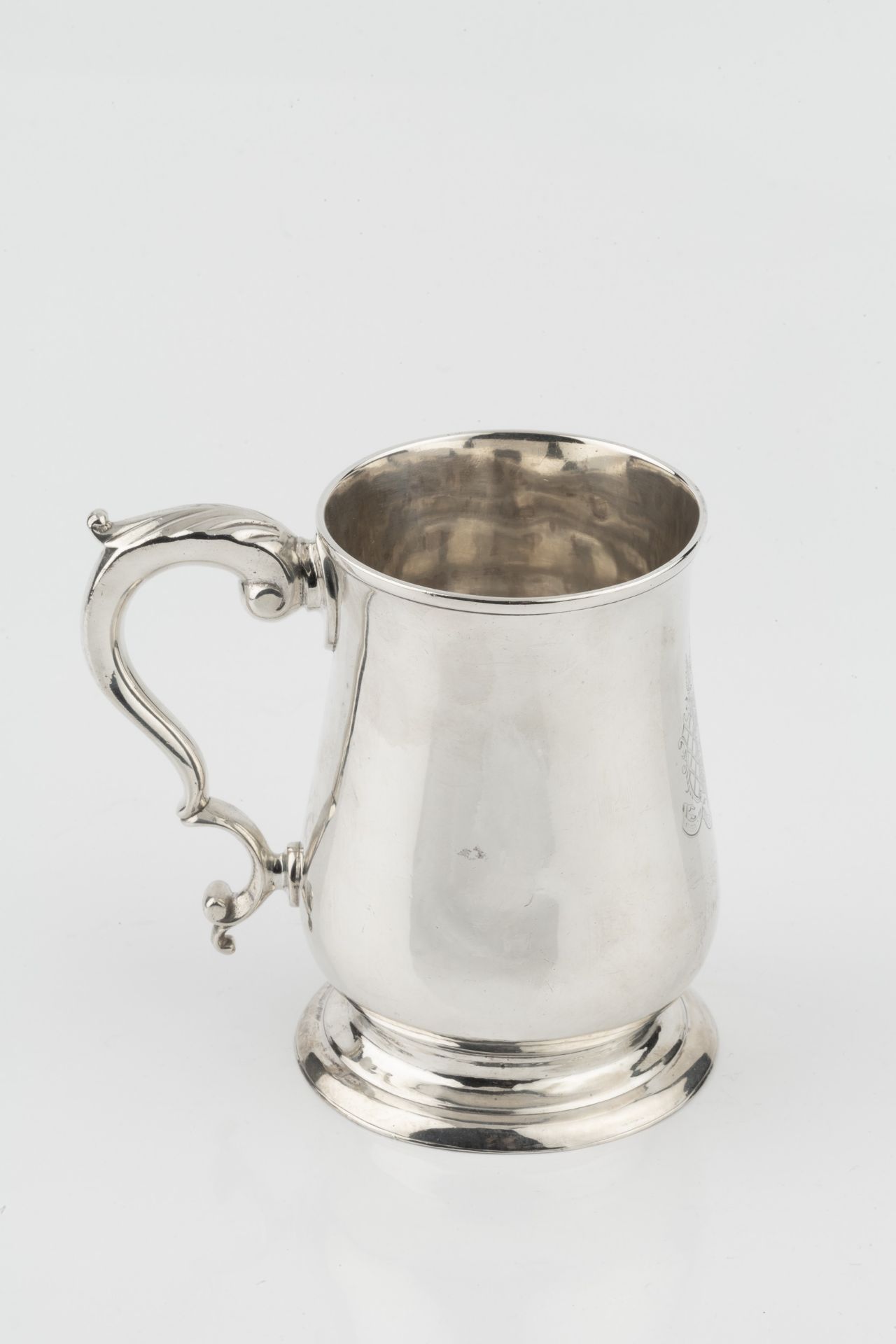 A George III silver pint mug, of baluster form, with leaf capped scroll handle and engraved coat - Bild 2 aus 3