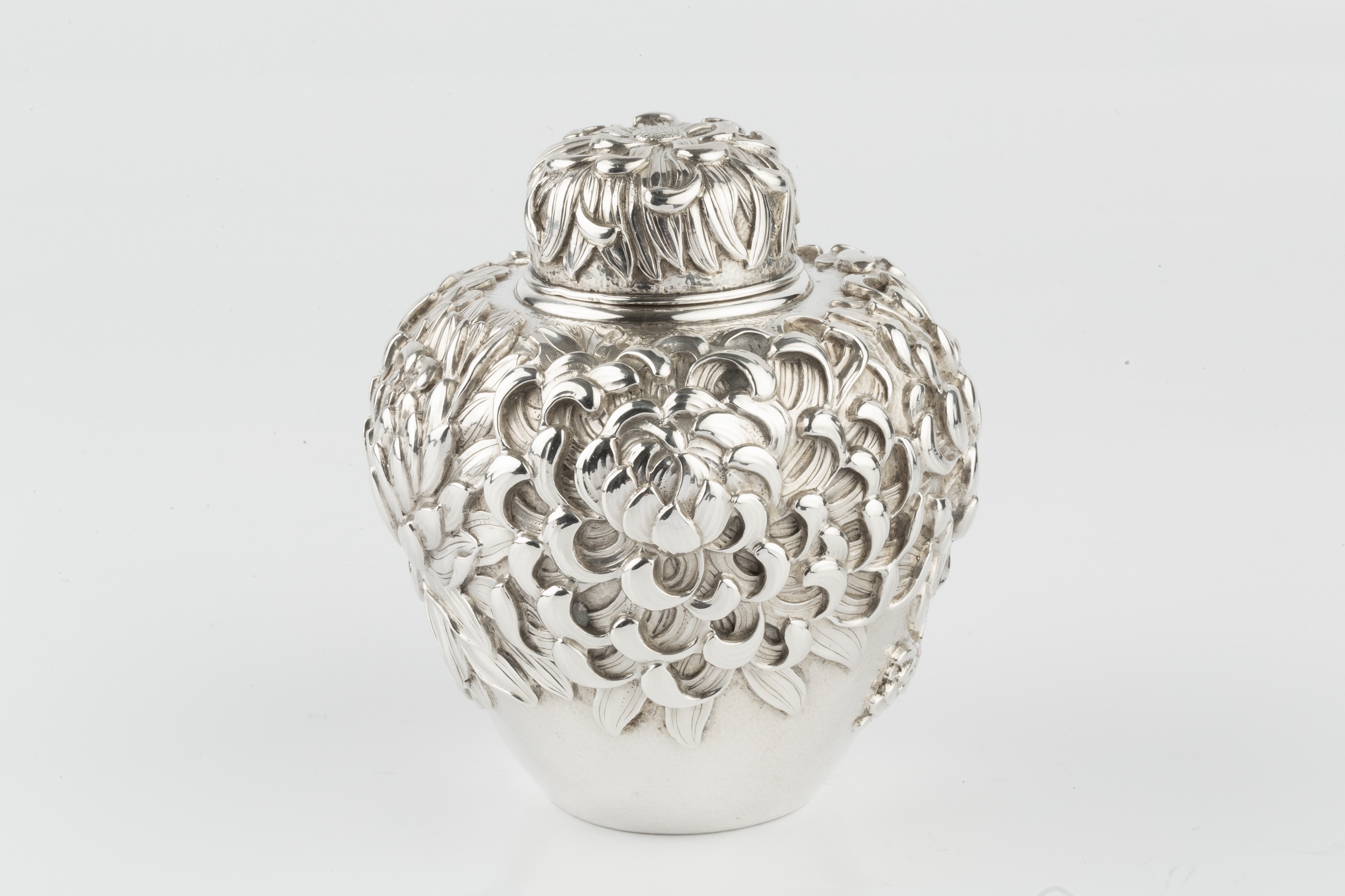 A late 19th/early 20th century Japanese silver tea caddy, of ovoid form, deeply embossed with - Bild 4 aus 4