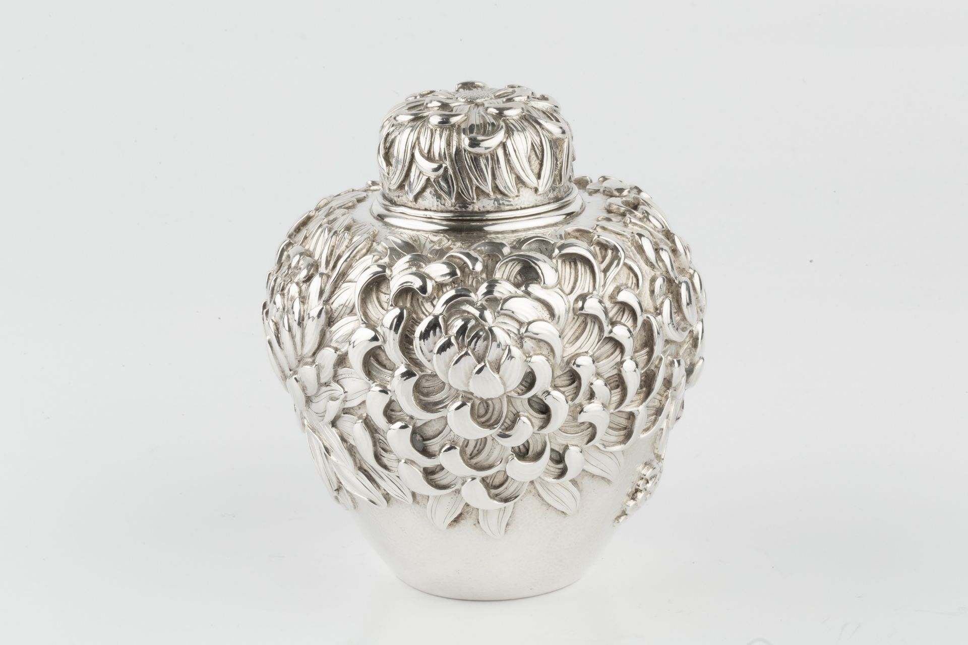 A late 19th/early 20th century Japanese silver tea caddy, of ovoid form, deeply embossed with - Bild 4 aus 4