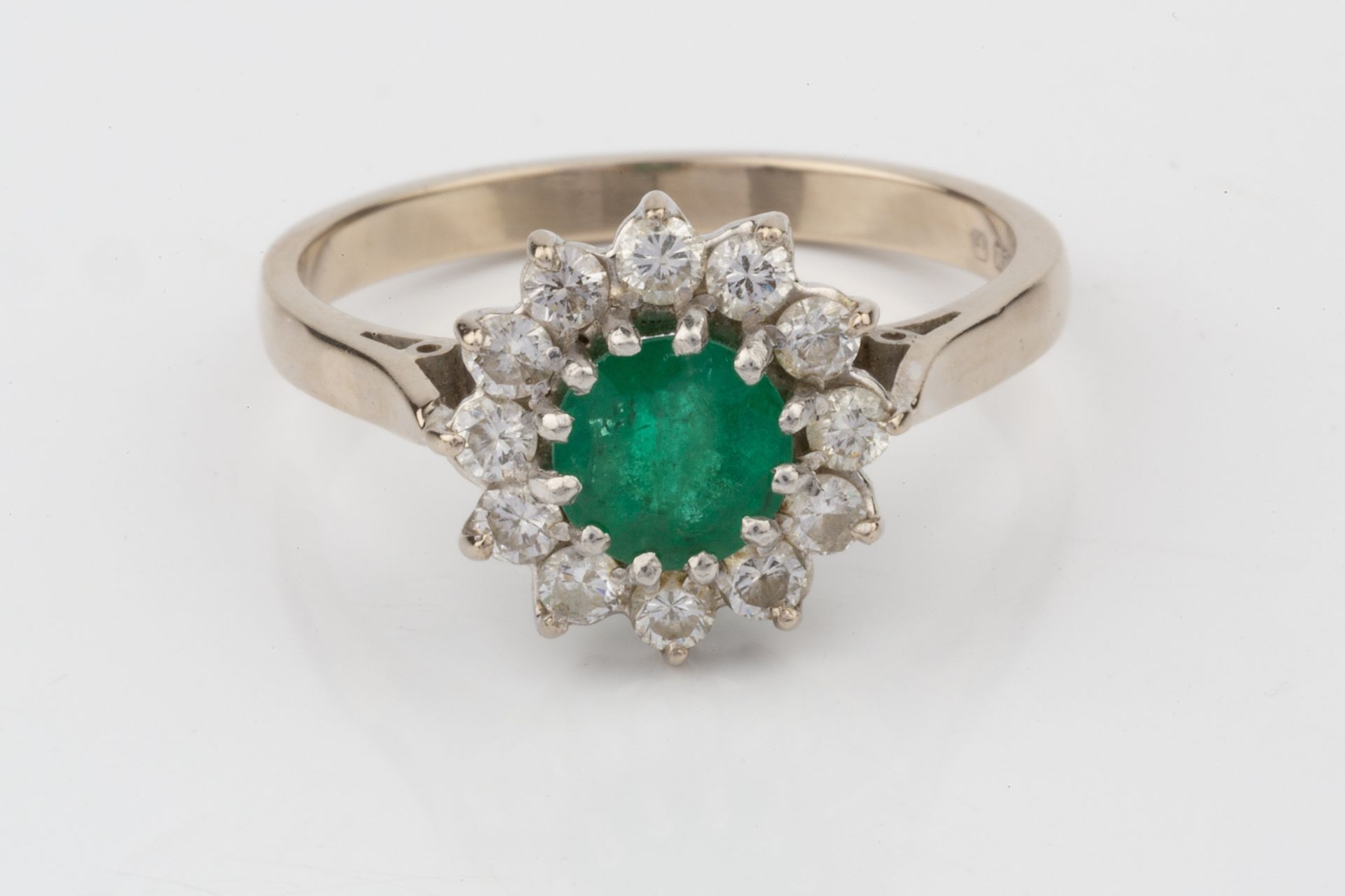 An emerald and diamond cluster ring, the central circular emerald within a border of twelve - Bild 2 aus 3