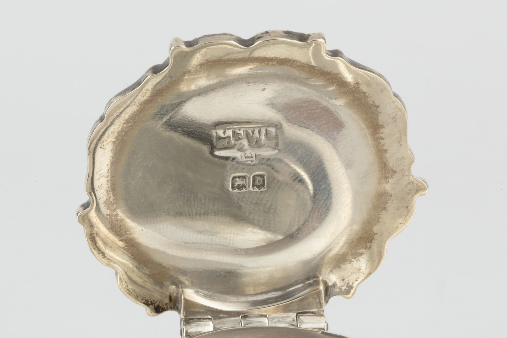 A George V silver inkstand, of shaped rectangular form, fitted with a single square section cut - Image 2 of 4