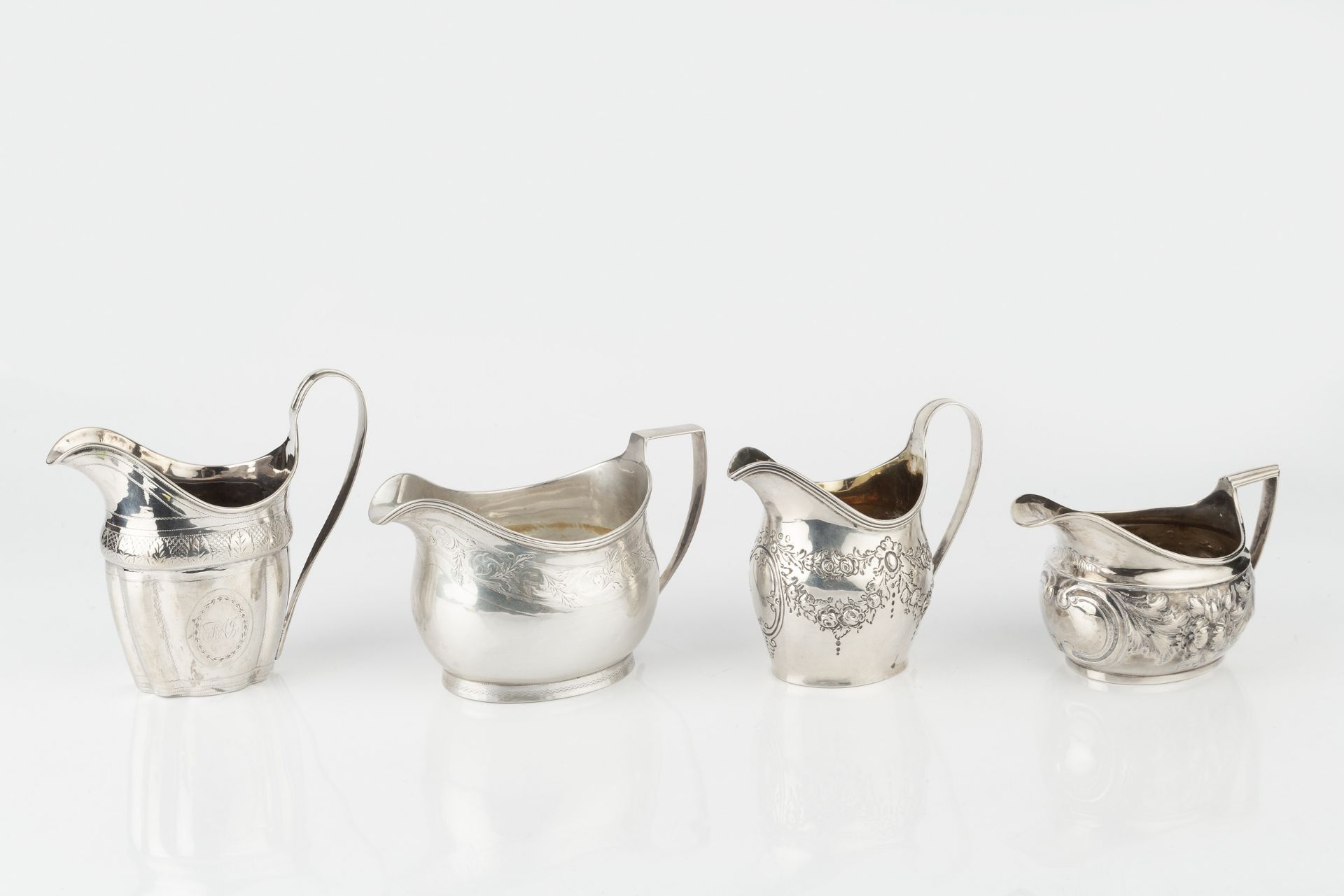 A George IV silver cream jug, engraved with a band of stiff leaves on a chequered ground by Thomas - Bild 2 aus 3