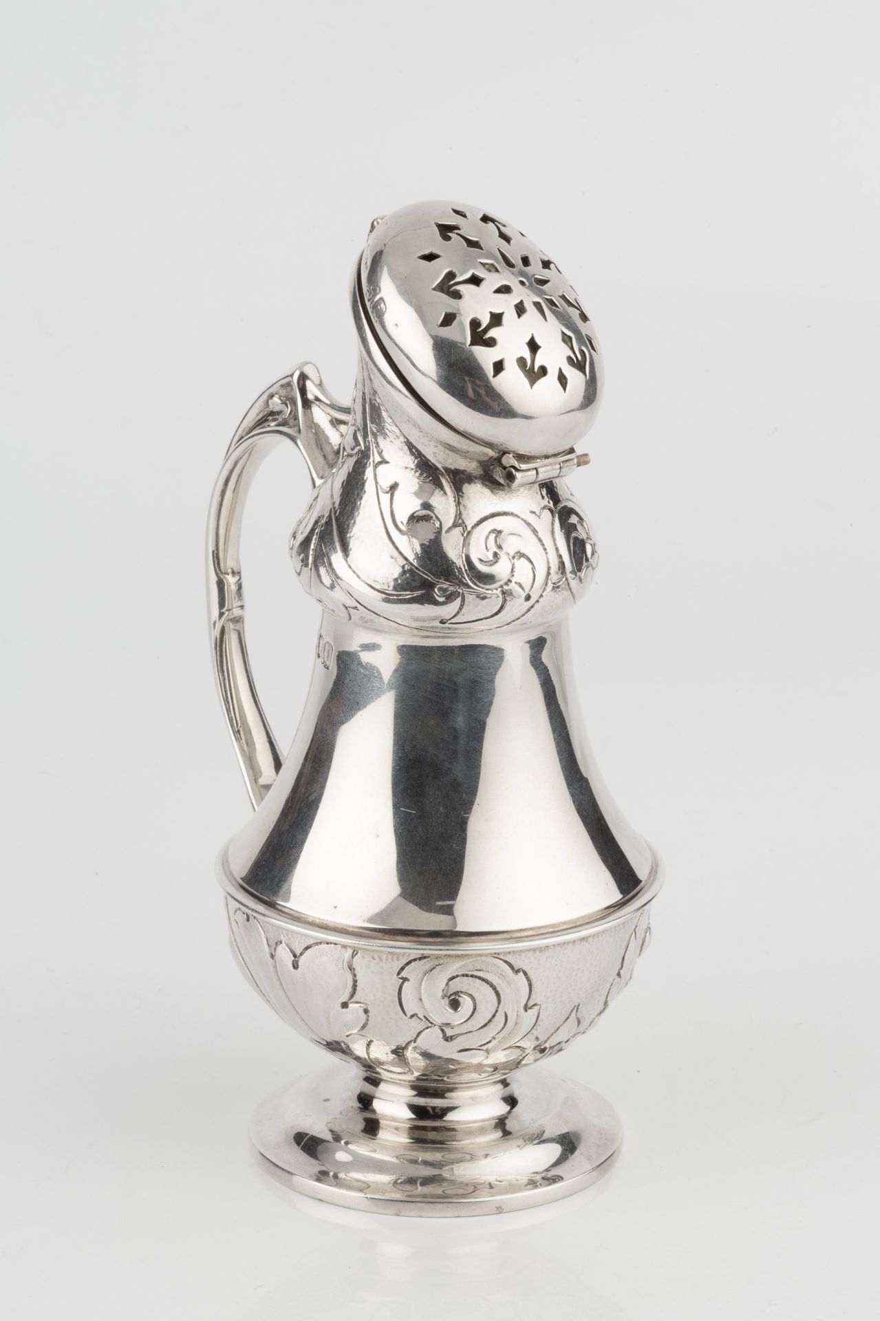 An Edwardian silver Arts & Crafts sugar castor, having angled hinged pierced cover with latch, the - Bild 2 aus 3