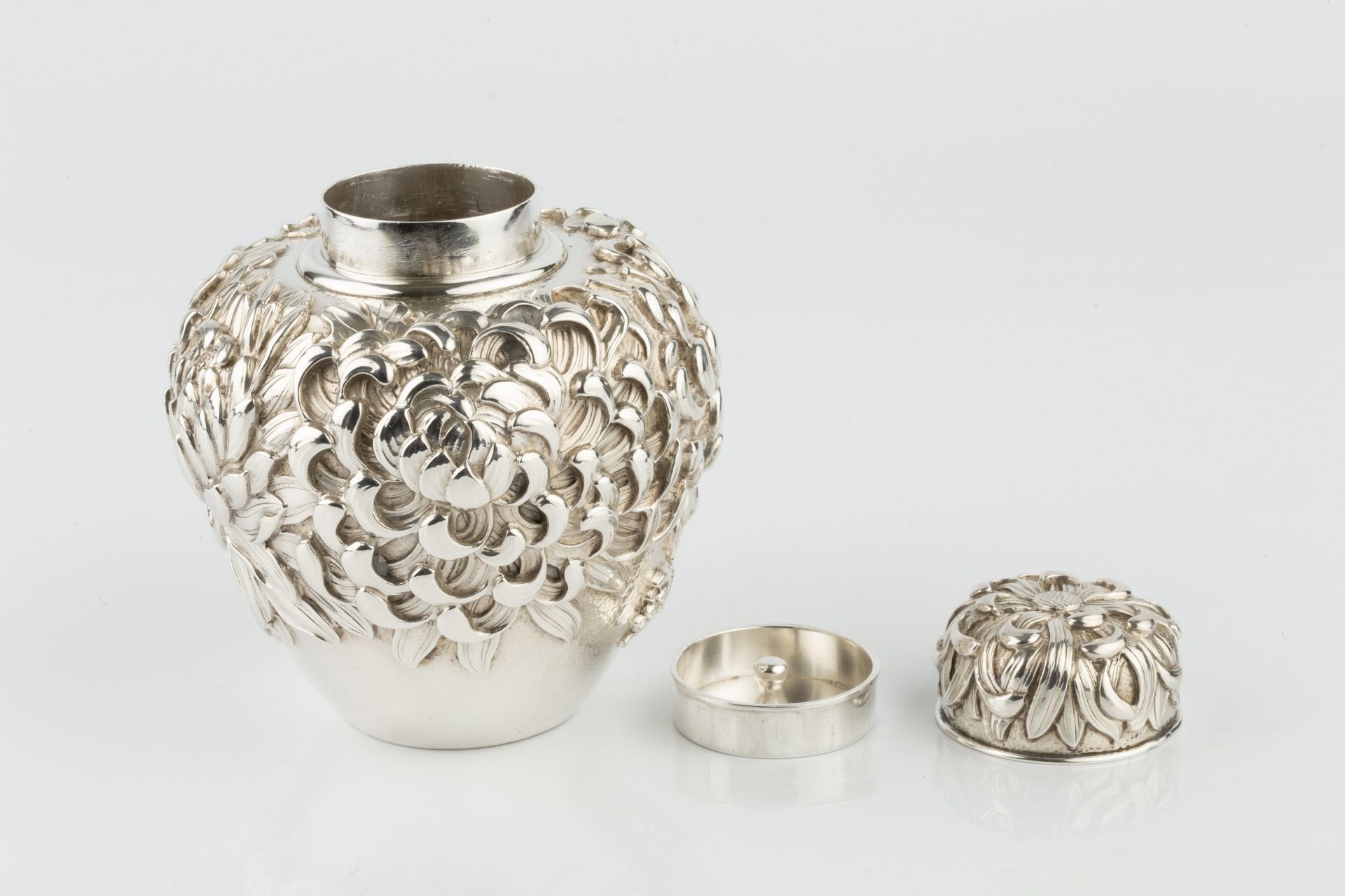 A late 19th/early 20th century Japanese silver tea caddy, of ovoid form, deeply embossed with - Bild 2 aus 4