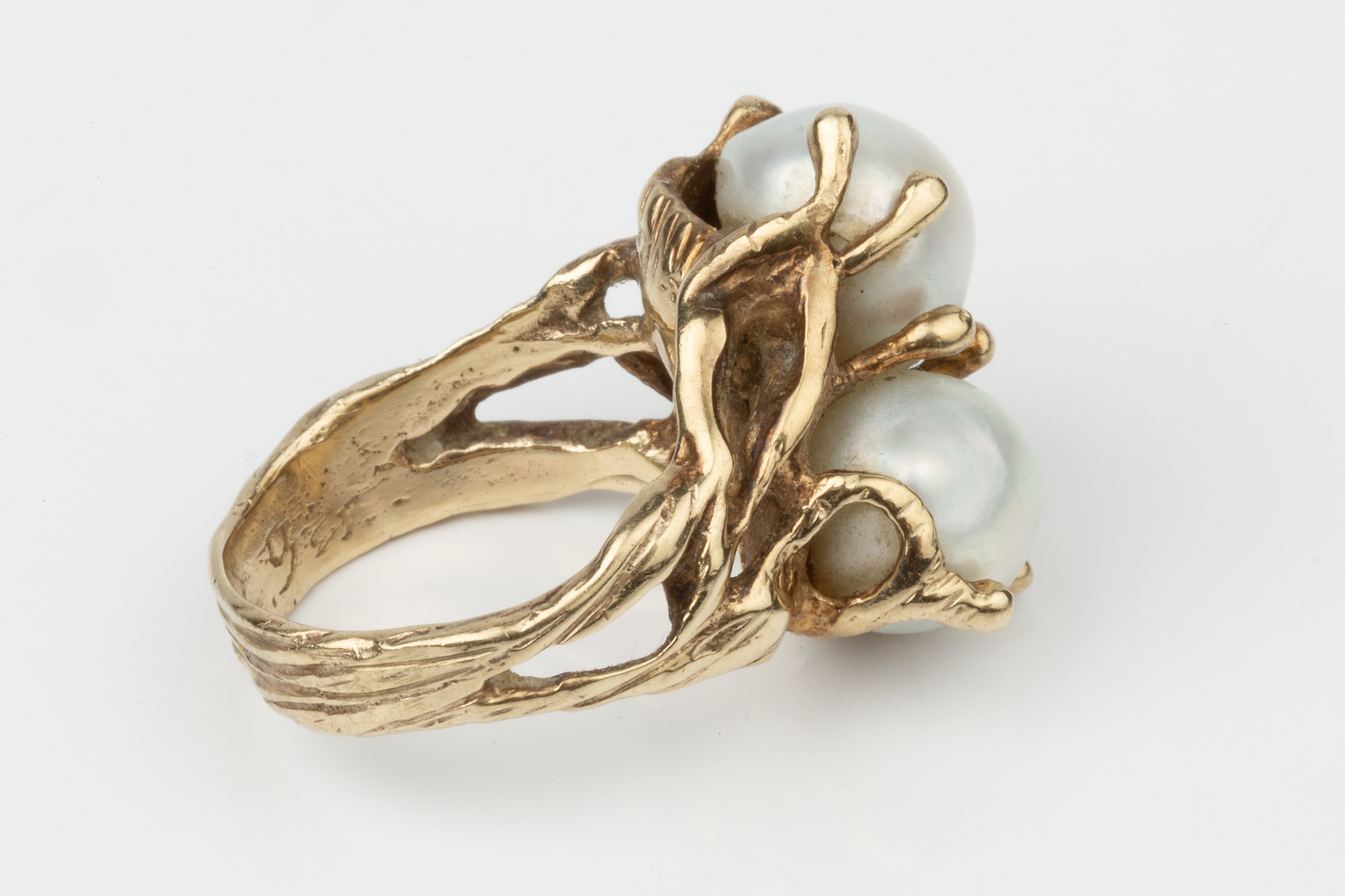 A pearl crossover dress ring, the yellow precious metal mount of textured seaweed form (pearls - Image 3 of 4