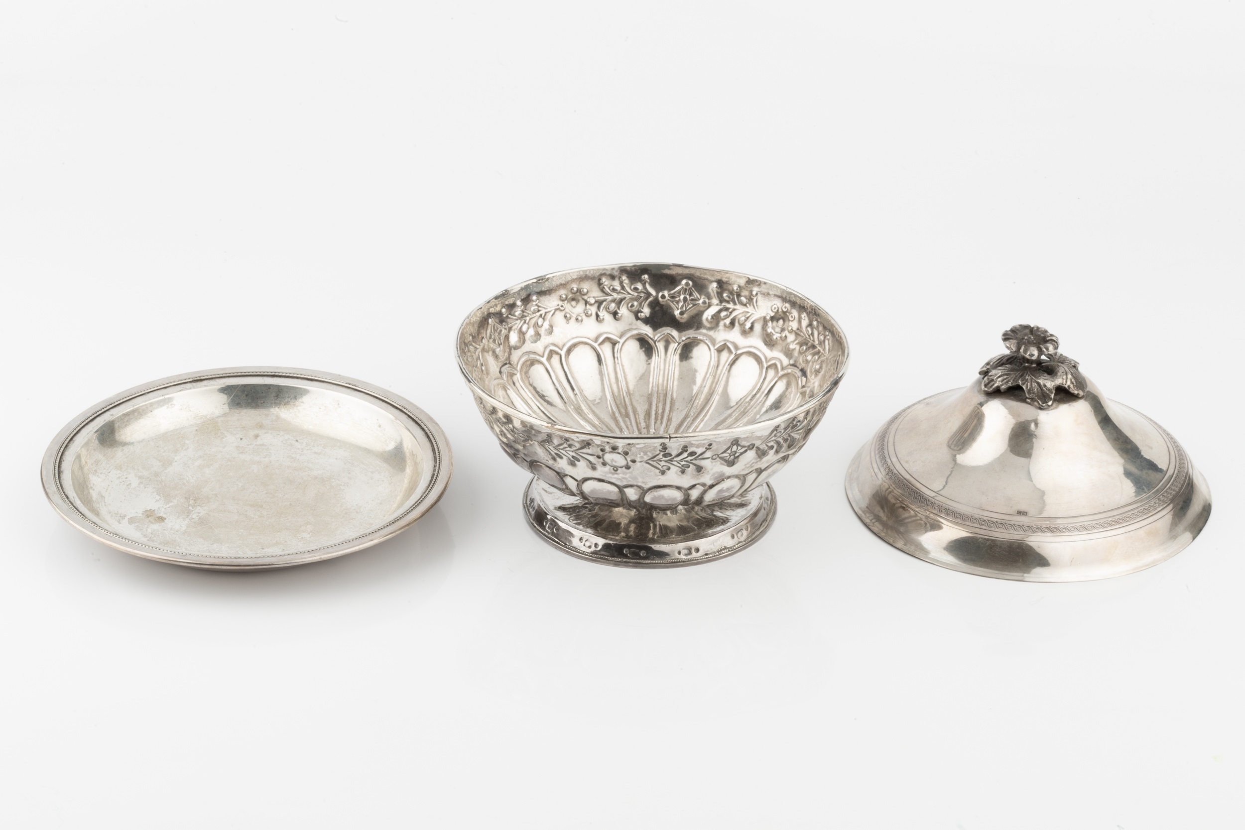 An Egyptian silver circular dish and cover, with flower cast finial and engraved borders, 15.5cm - Image 2 of 4
