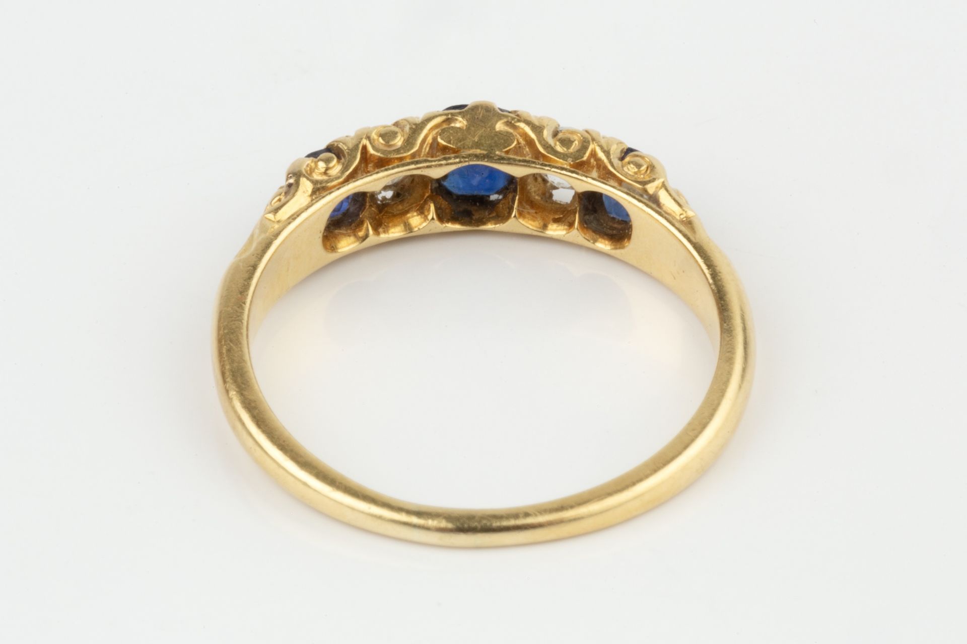 A sapphire and diamond five stone ring, the three graduated circular sapphires flanking two old - Bild 2 aus 4