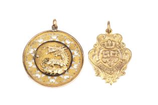 An 18ct gold medallion, with engraved inscription verso dated 1920, stamped 18C, 3.6cm, and a