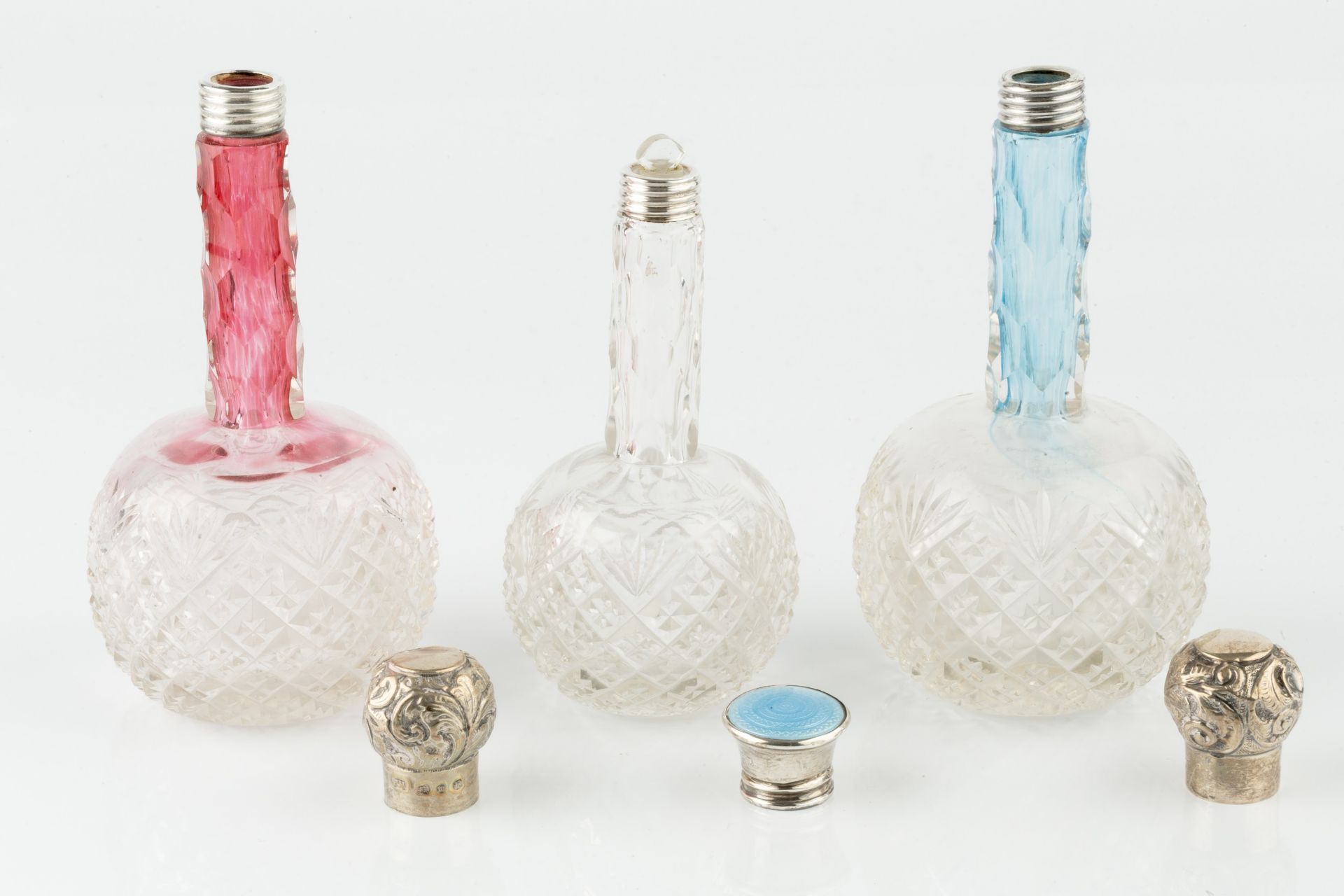 A pair of late Victorian silver topped cut glass scent bottles, with globular hobnail-cut bodies and - Bild 2 aus 2