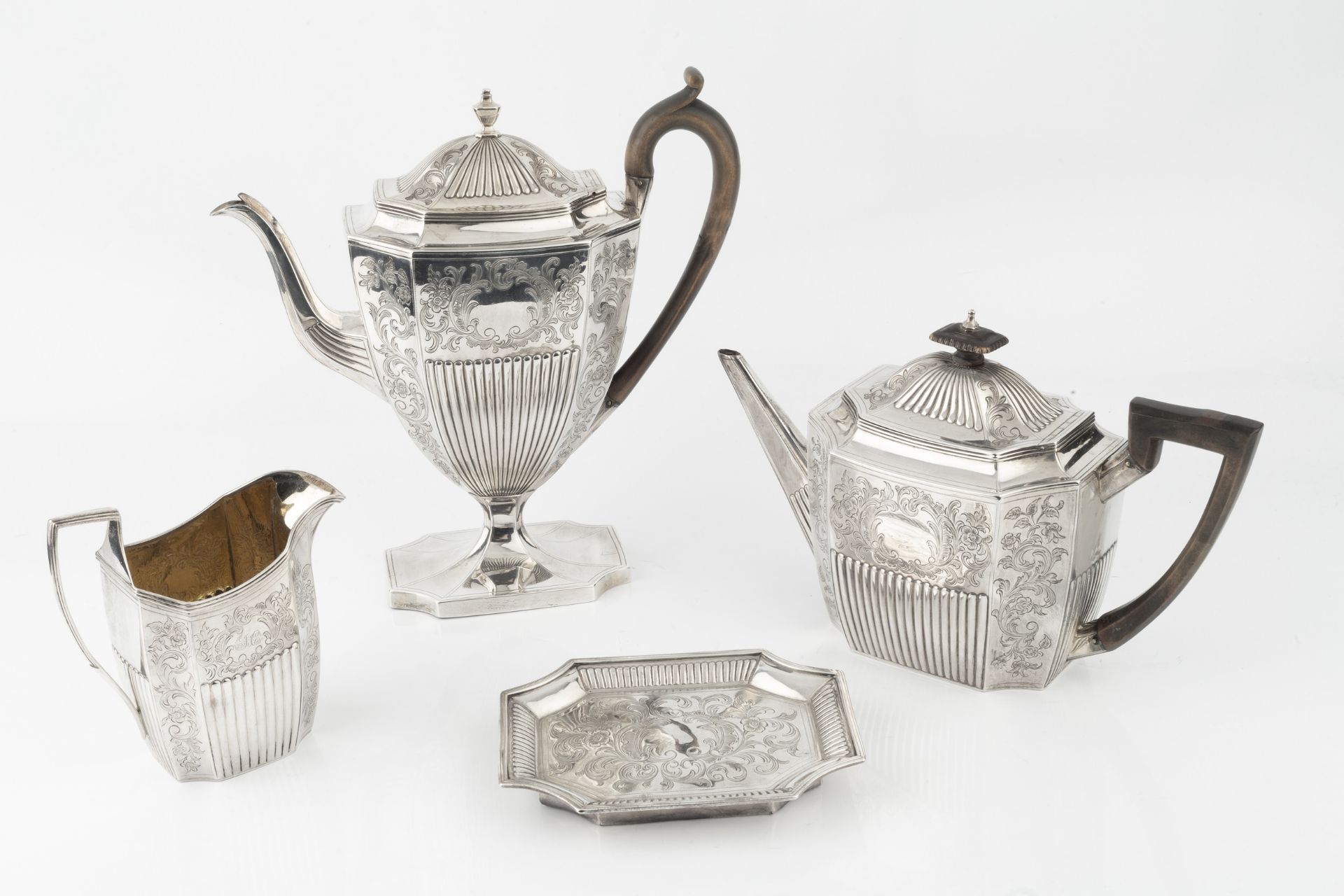 A George III silver four piece tea and coffee service, comprising urn shaped pedestal coffee pot, - Bild 2 aus 2