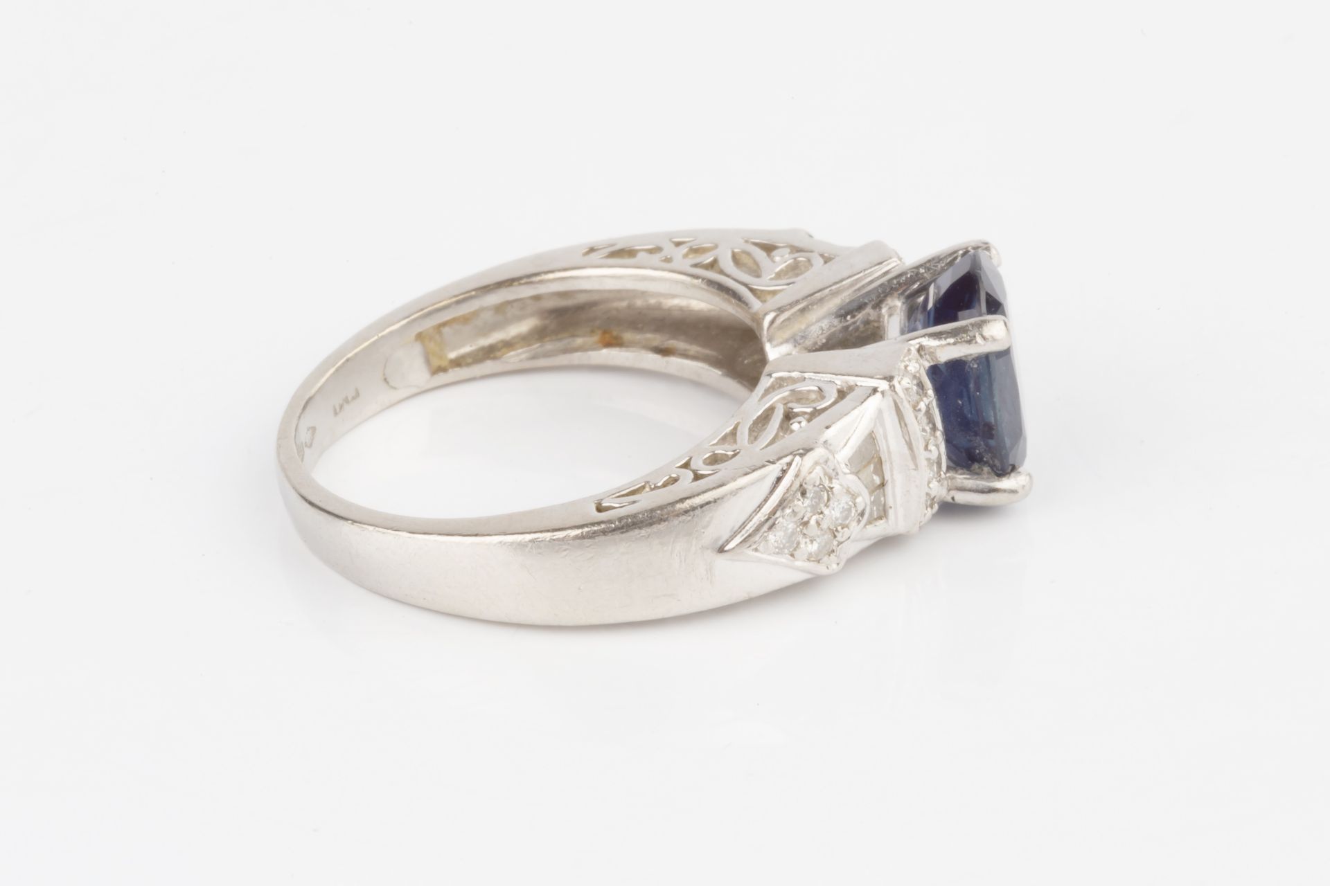 A sapphire and diamond dress ring, the oval mixed-cut sapphire claw set between graduating shoulders - Bild 3 aus 4