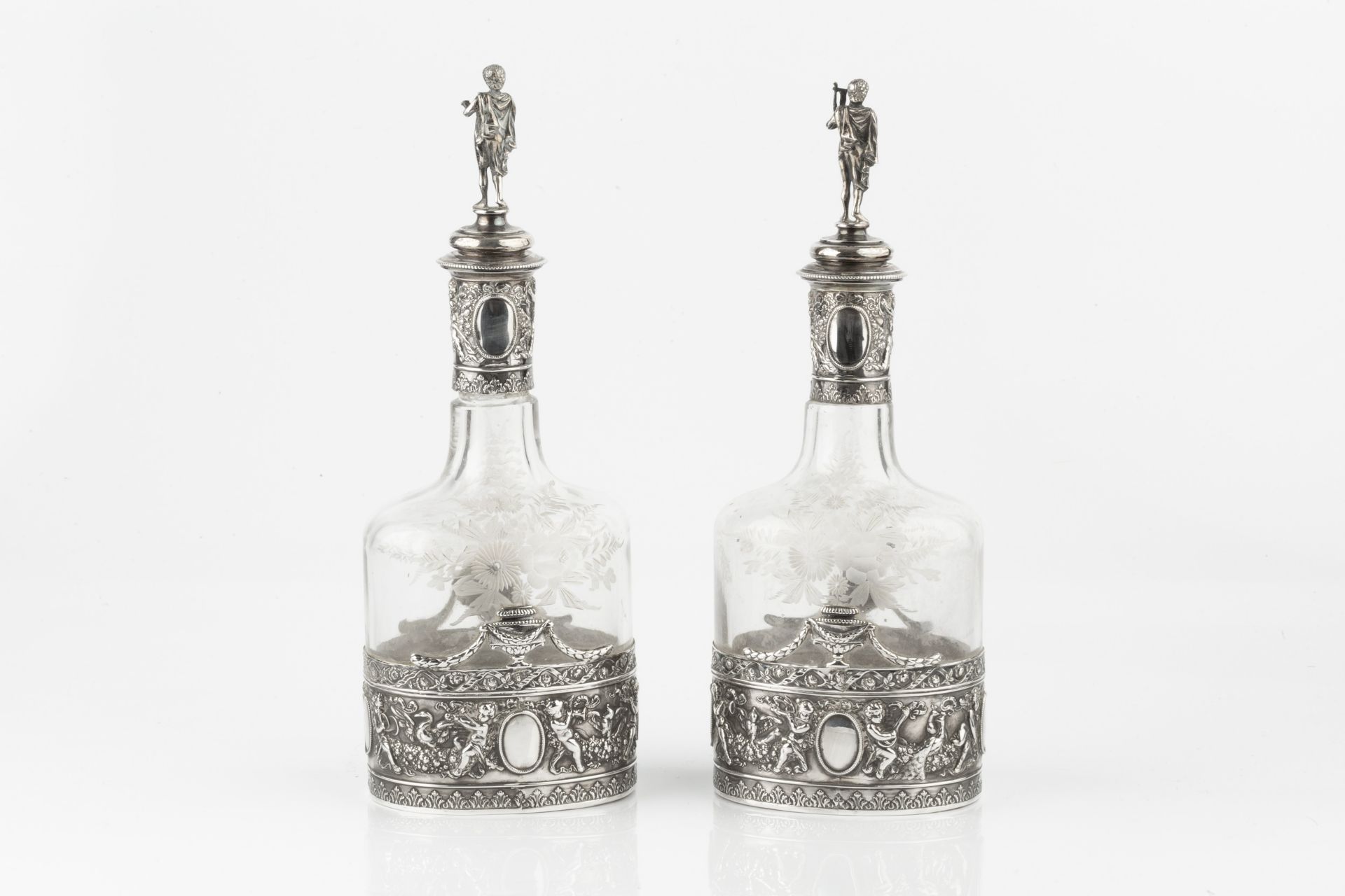A pair of early 20th century Hanau silver mounted decanters and stoppers, repoussé decorated with - Bild 3 aus 3