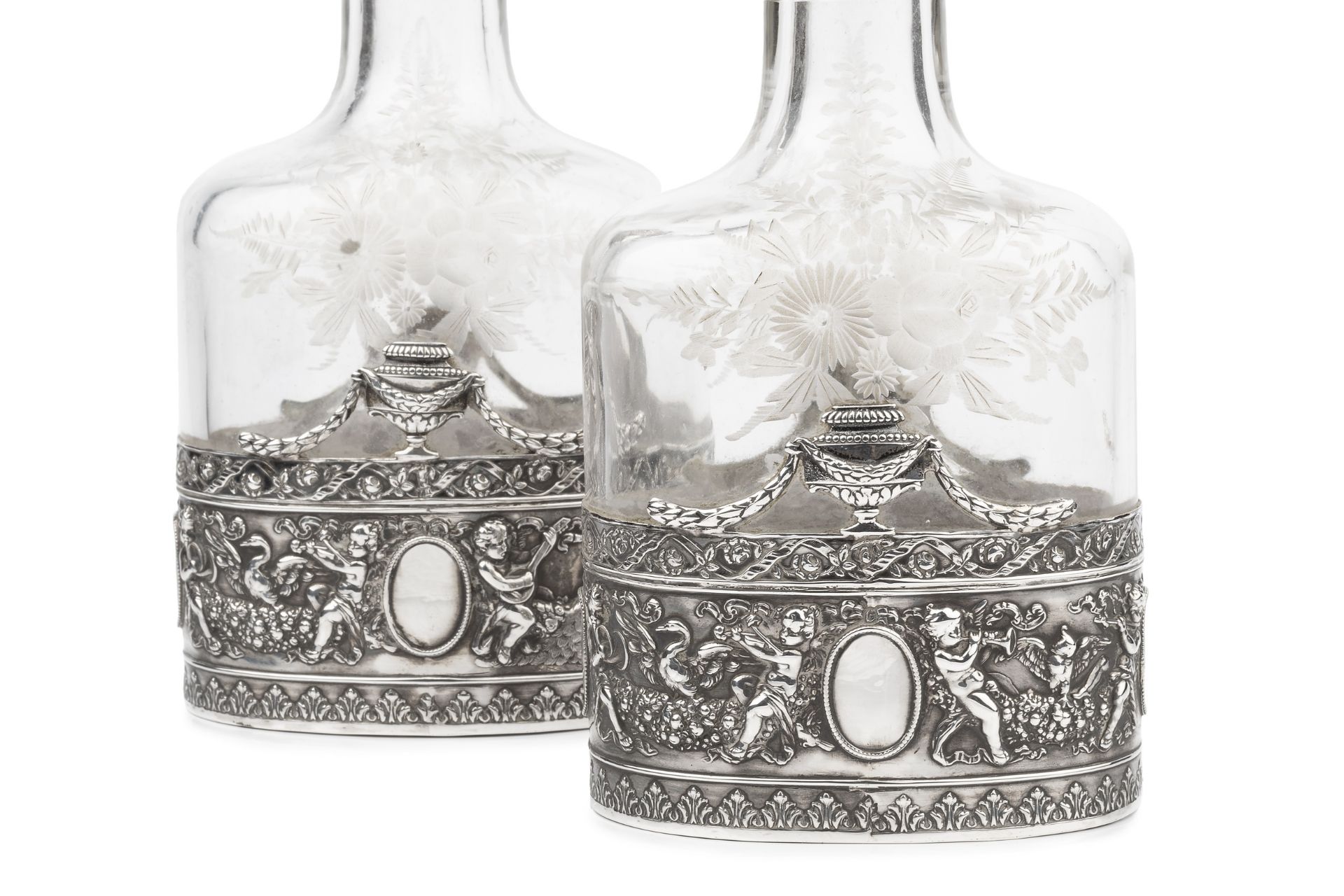 A pair of early 20th century Hanau silver mounted decanters and stoppers, repoussé decorated with - Bild 2 aus 3