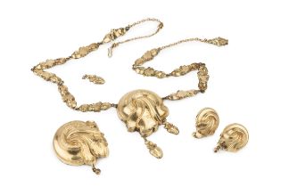 A suite of unmarked yellow metal jewellery, comprising necklace, brooch and pair of ear clips, the