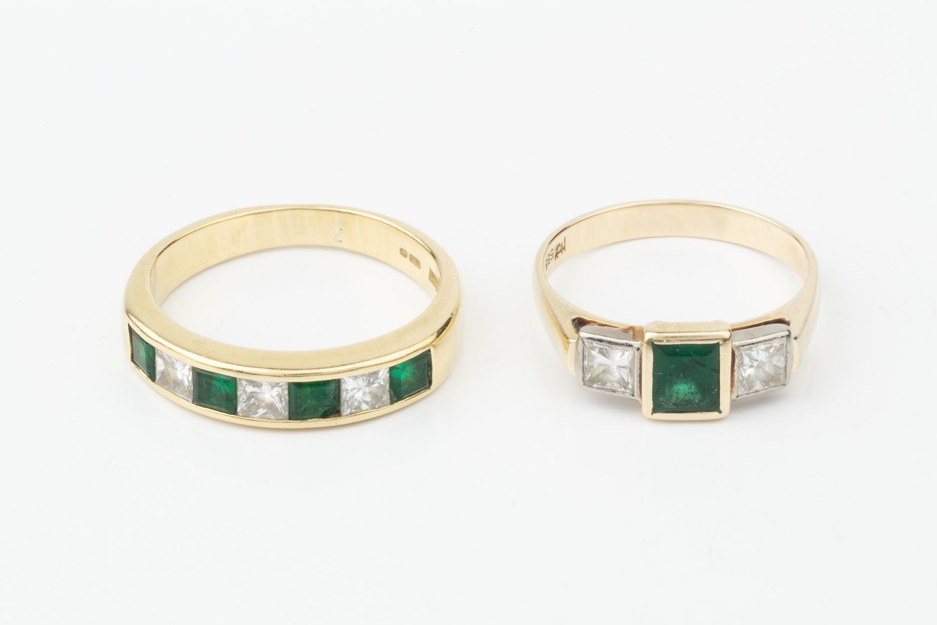 An emerald and diamond seven stone dress ring, the alternating square cut stones channel set in 18ct - Bild 3 aus 4