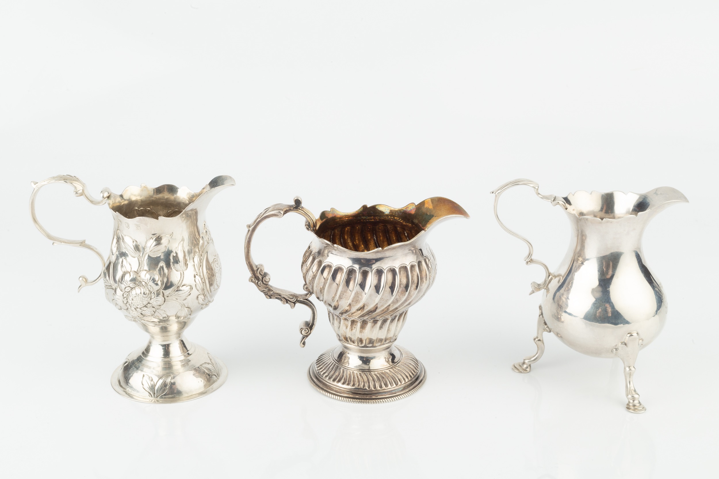 A George II silver cream jug, of baluster form with scroll handle and pad feet, by William Skeen, - Bild 2 aus 2