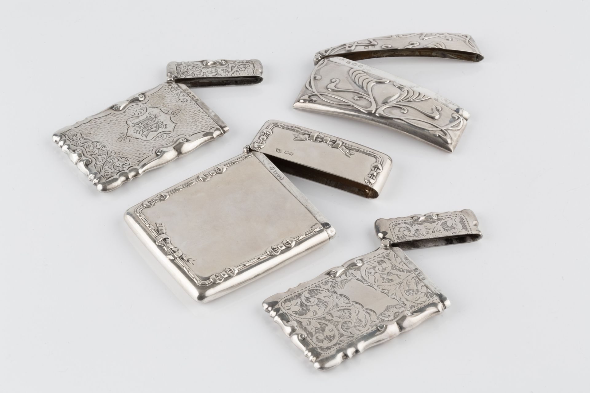 A George V silver card case, of rectangular form, embossed with a border of ribbon and bows by - Bild 2 aus 2