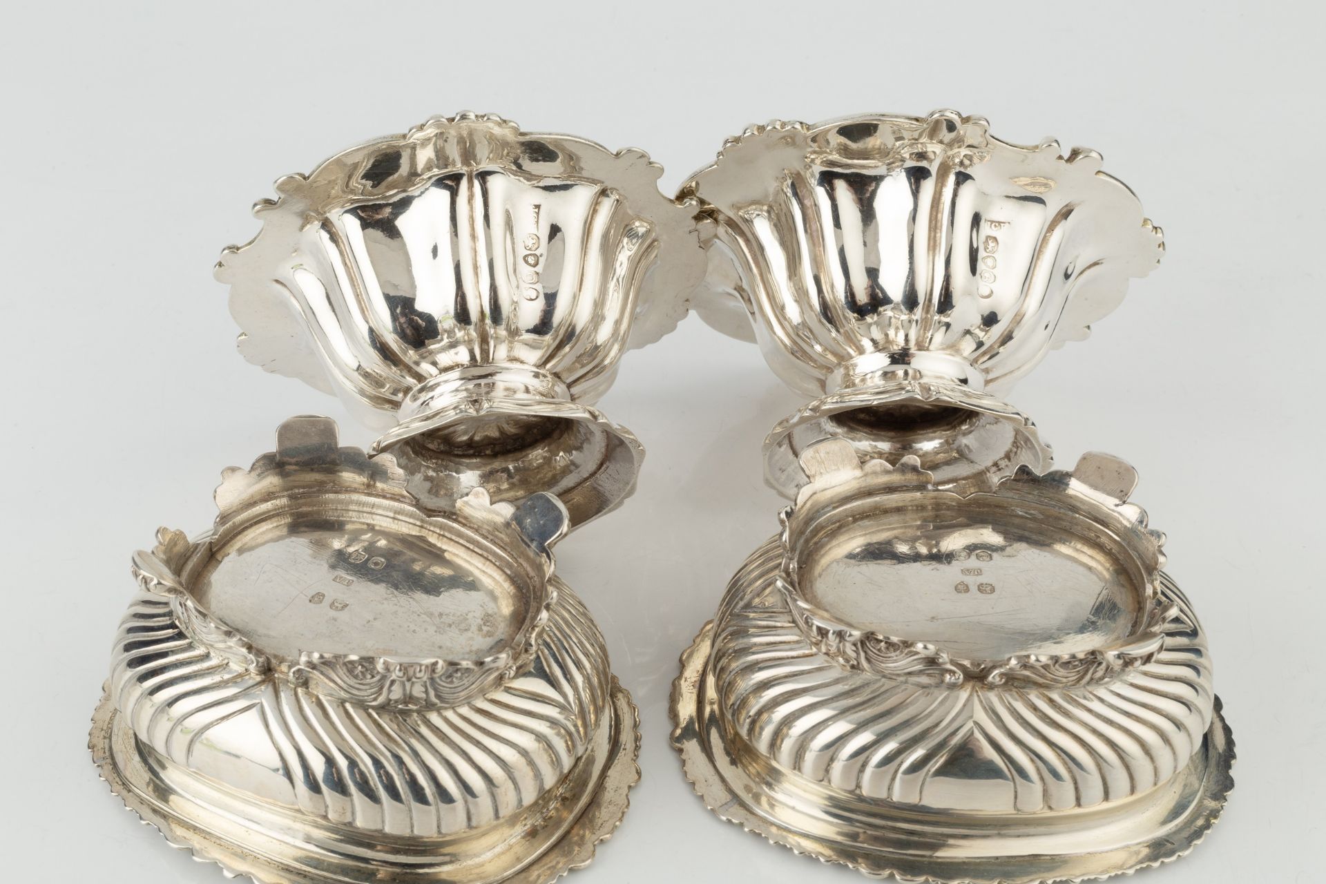 A pair of George III silver salts, with gadrooned and scalloped borders, lobed decoration and - Bild 2 aus 2
