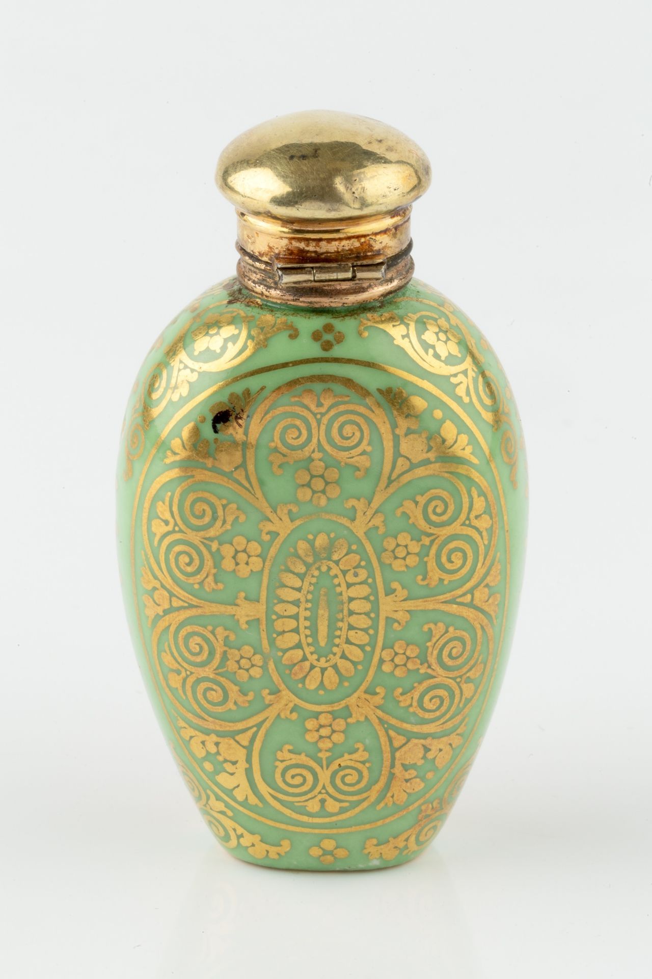 A late 19th century French porcelain scent bottle, of ovoid form, painted with an oval panel of a - Bild 3 aus 3