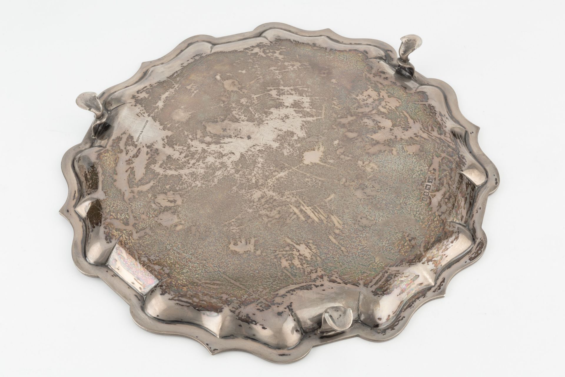 A George V silver salver, with shaped border, engraved with flowers and stylised scrolling - Bild 2 aus 2