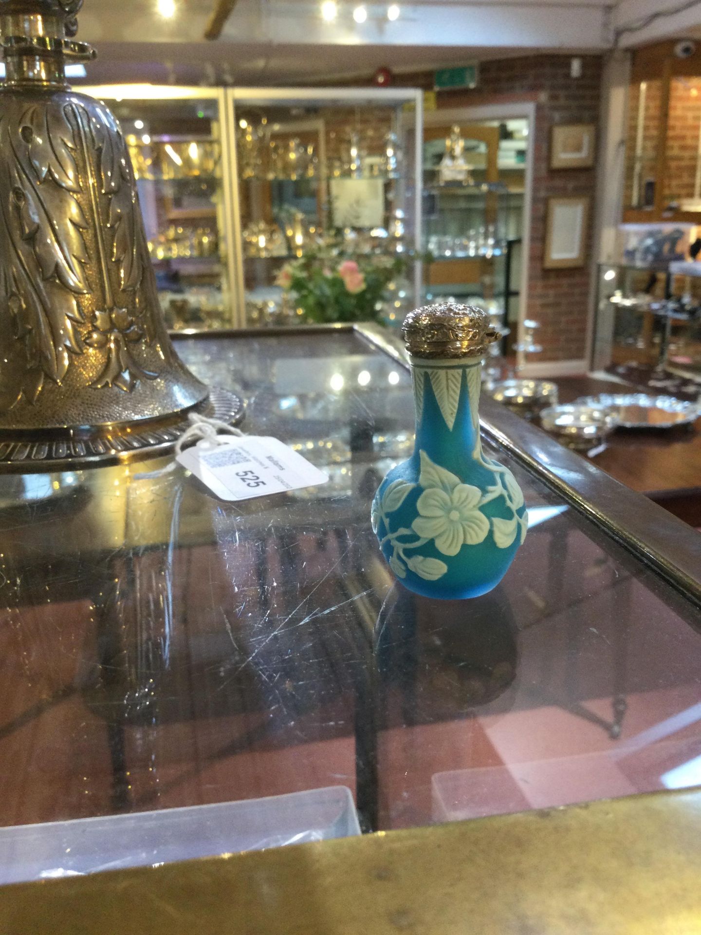 A Victorian Stourbridge cameo glass scent bottle, in the manner of Thomas Webb, the turquoise - Bild 6 aus 6