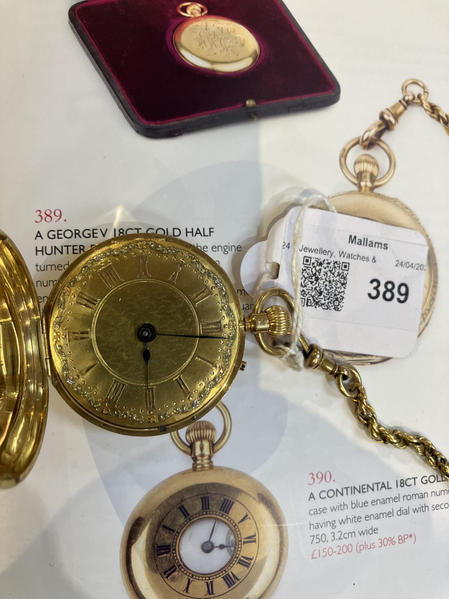 A George V 18ct gold half hunter pocket watch, the engine turned case with blue enamel roman - Bild 4 aus 6