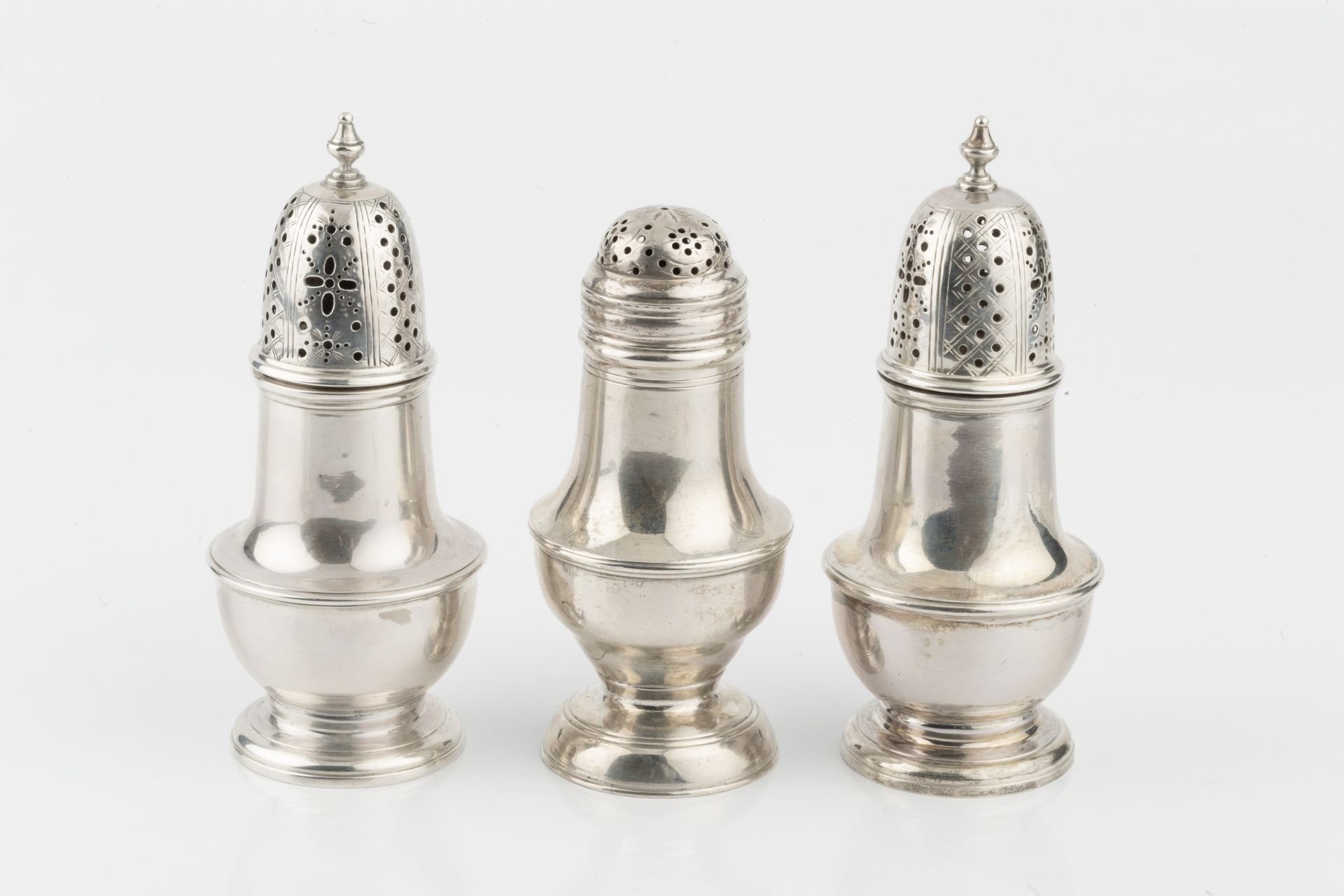 A pair of early George III silver baluster small castors, with girdled bodies and pierced and - Bild 2 aus 4