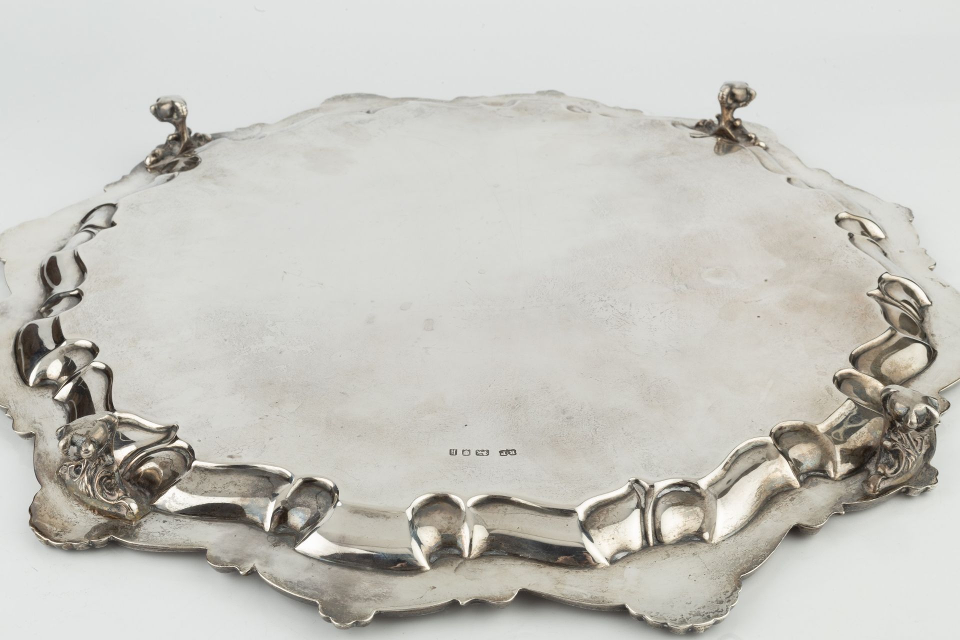 A George V silver salver, with shaped scroll and scalloped border, on claw and ball feet by Robert - Bild 2 aus 2