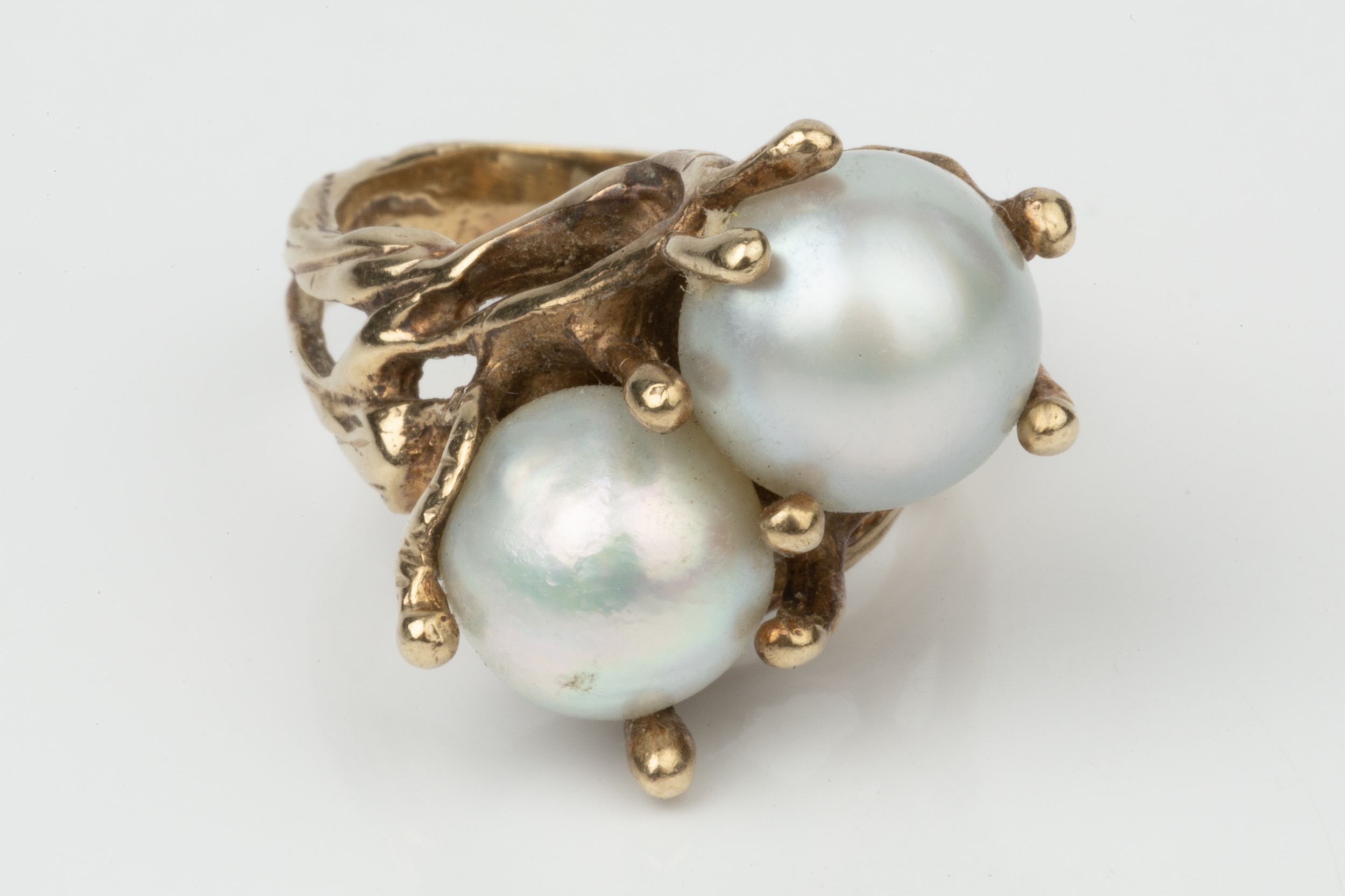 A pearl crossover dress ring, the yellow precious metal mount of textured seaweed form (pearls - Image 4 of 4