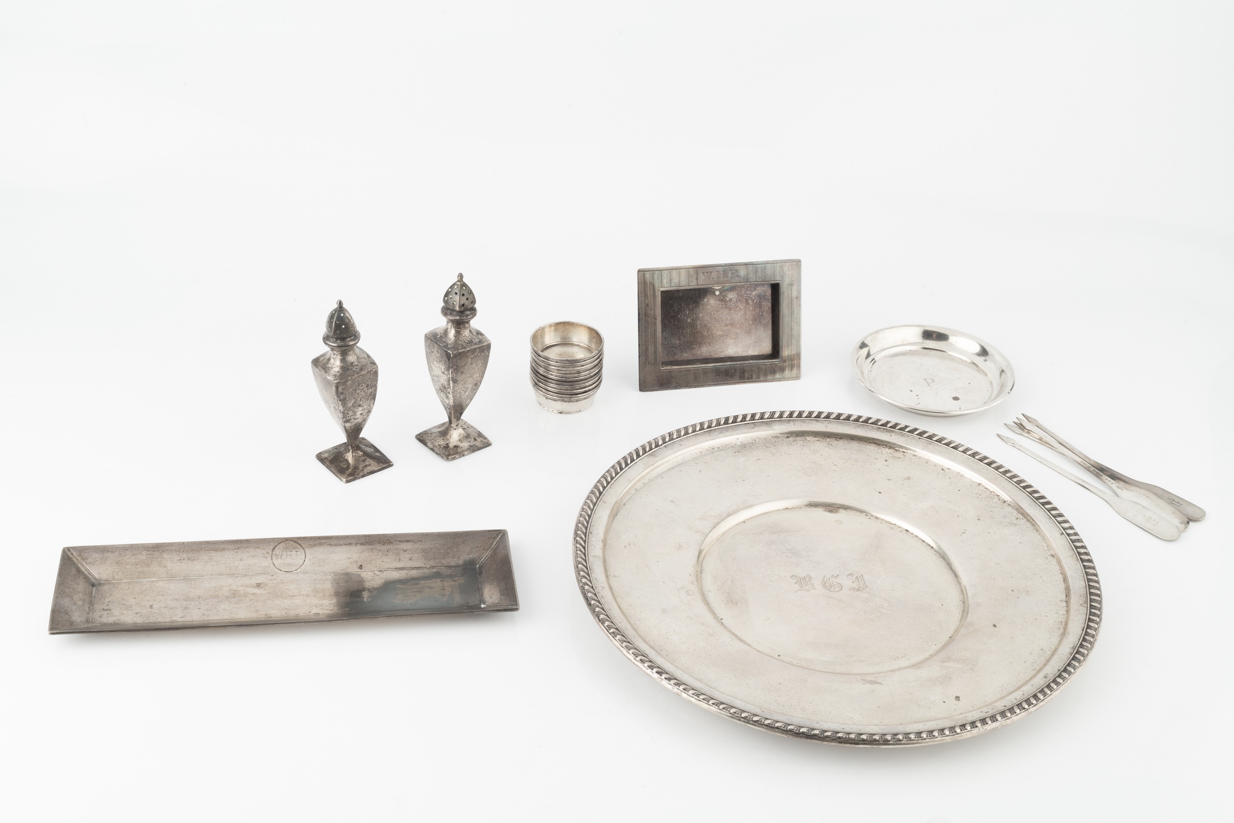 An American silver plate, with gadrooned border, stamped sterling, 26cm wide, and assorted