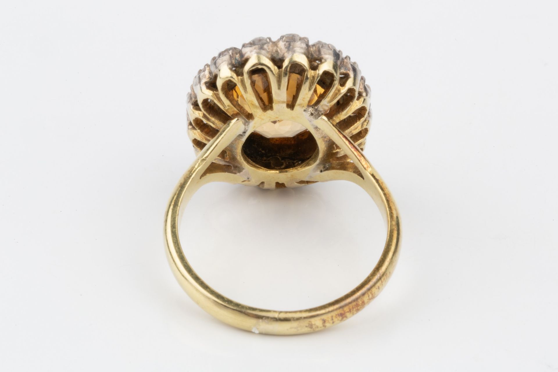 A topaz and diamond cluster ring, the oval central orange-brown topaz within a border of seventeen - Bild 4 aus 8