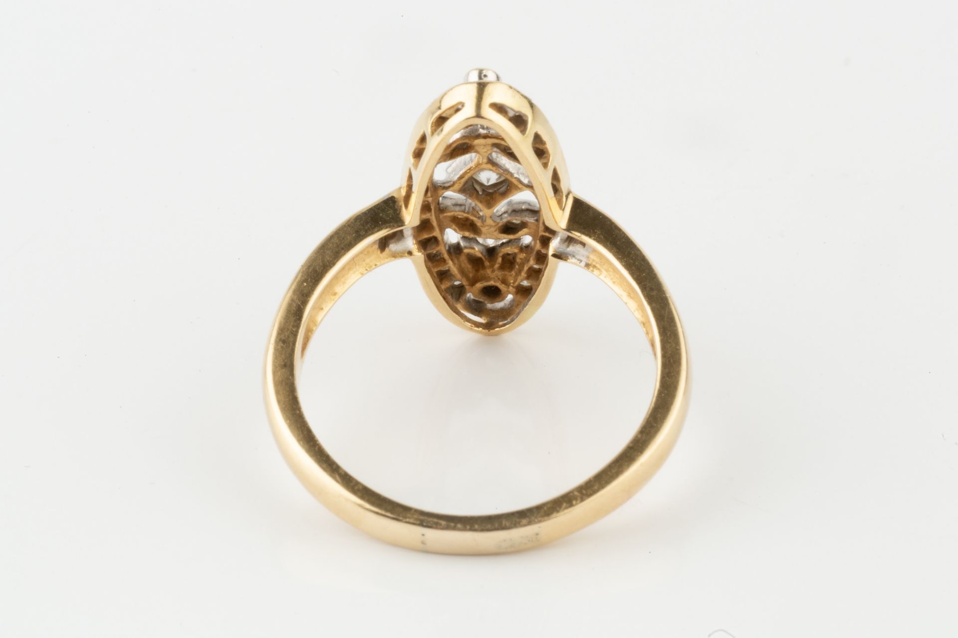 A diamond panel ring, of elongated oval shaped openwork design, centred with a brilliant cut stone - Bild 3 aus 4